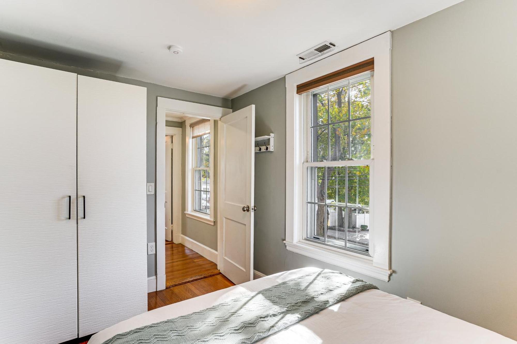 Walk To Constitution Mid-century Gem Boston