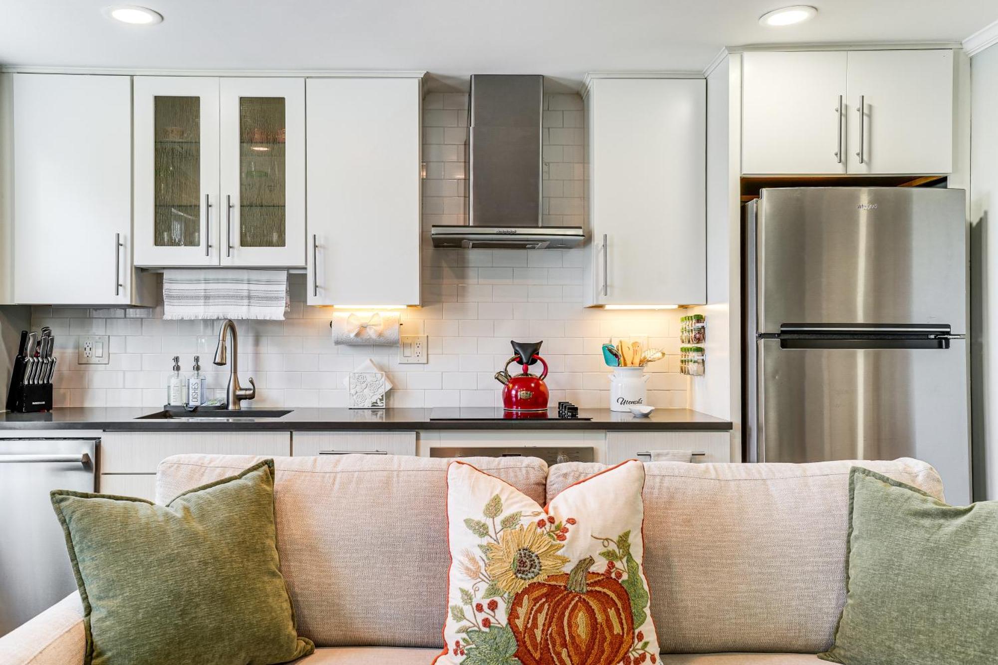 Walk To Constitution Mid-century Gem