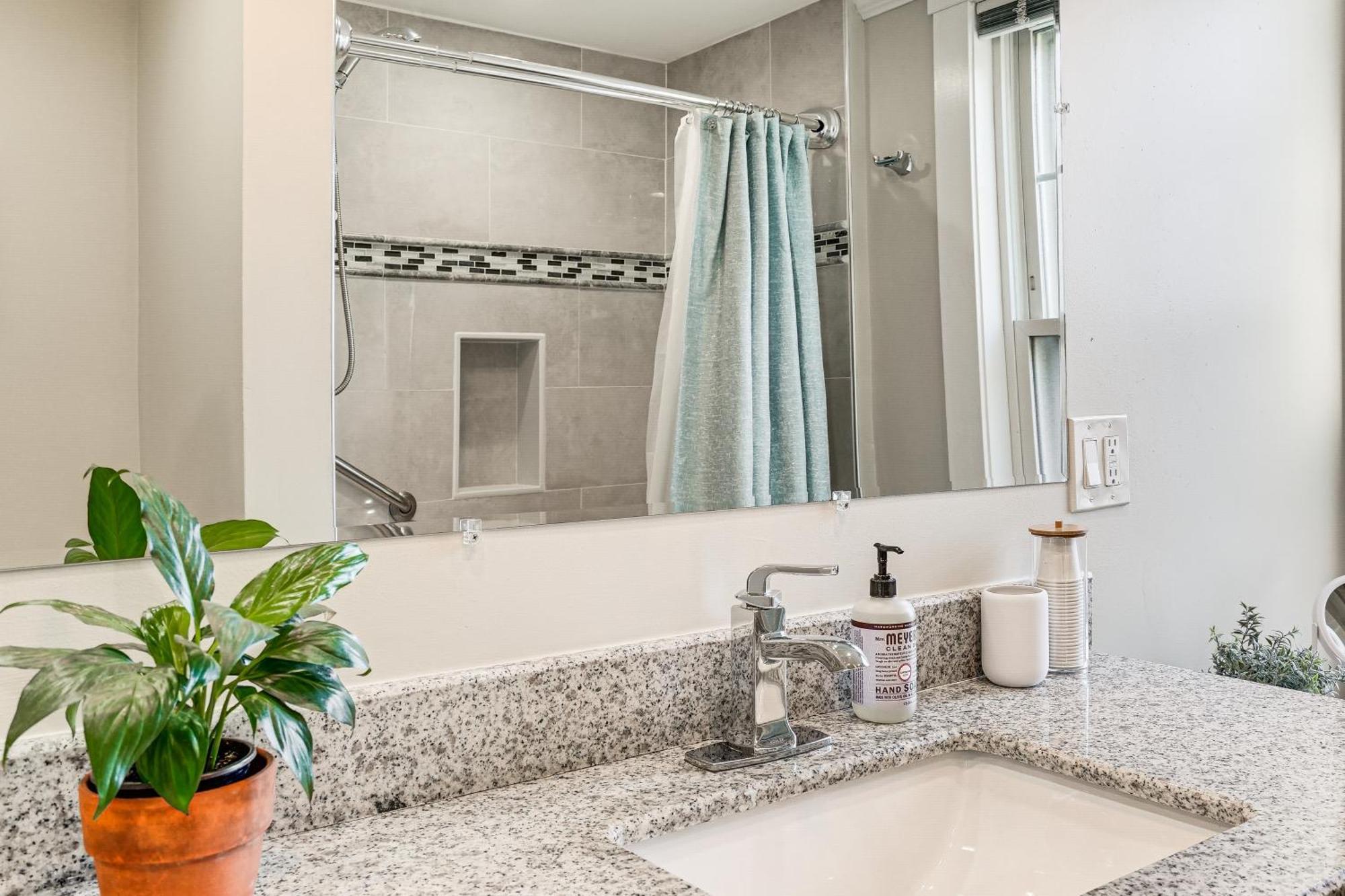 Walk To Constitution Mid-century Gem Apartment