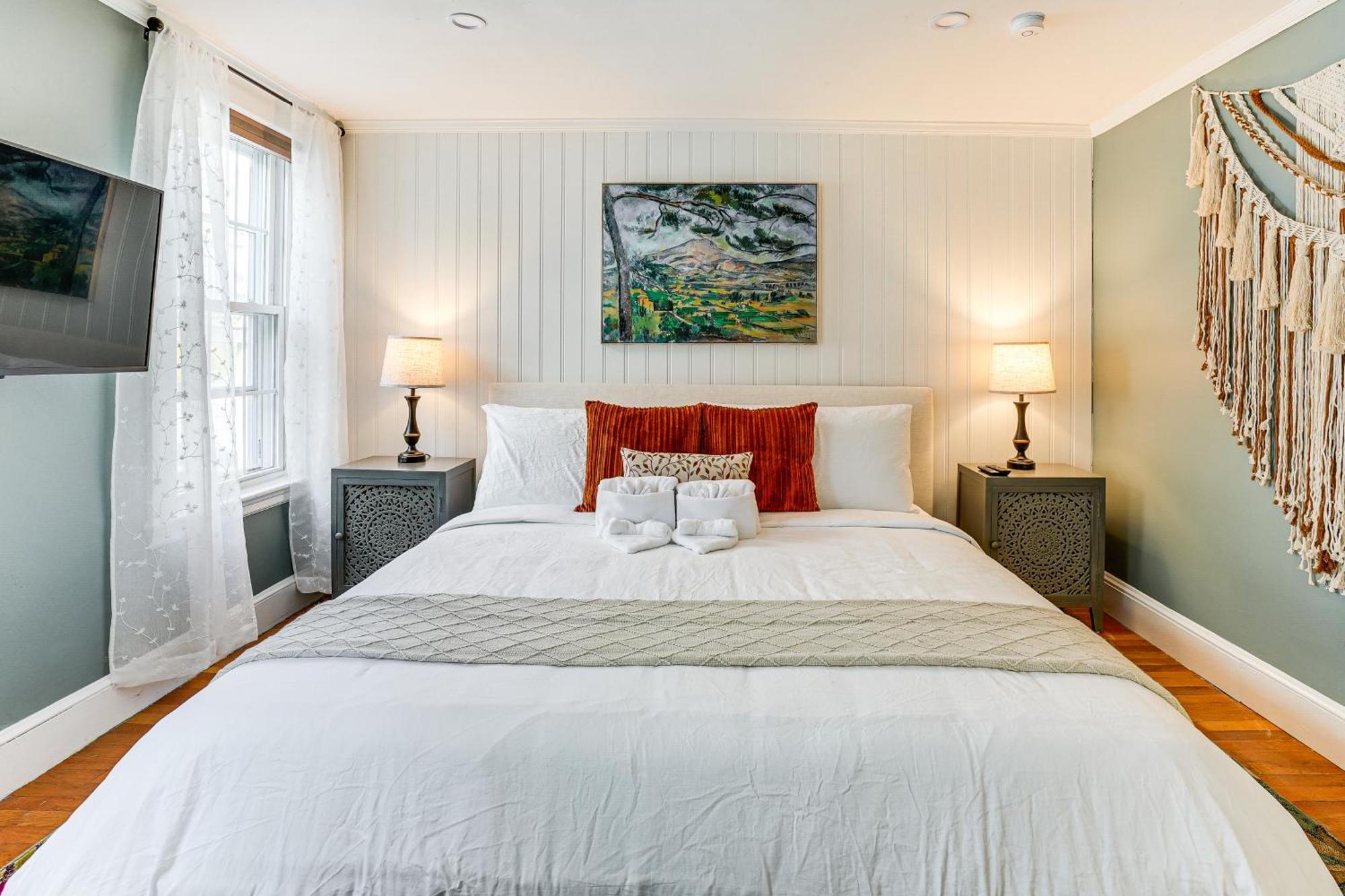 Walk To Constitution Mid-century Gem Apartment