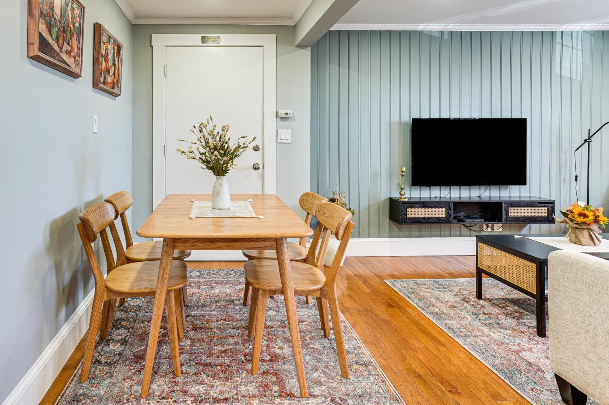 Apartment Walk To Constitution Mid-century Gem *