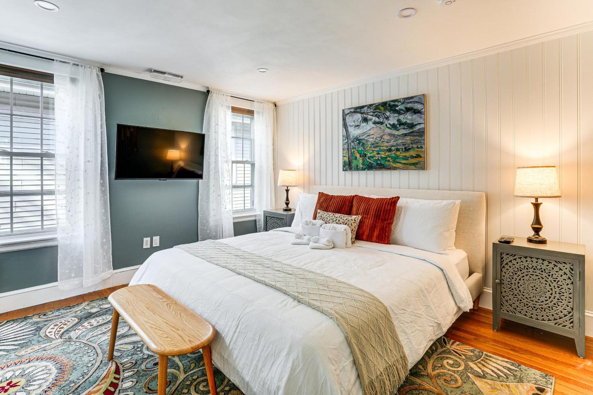 Walk To Constitution Mid-century Gem