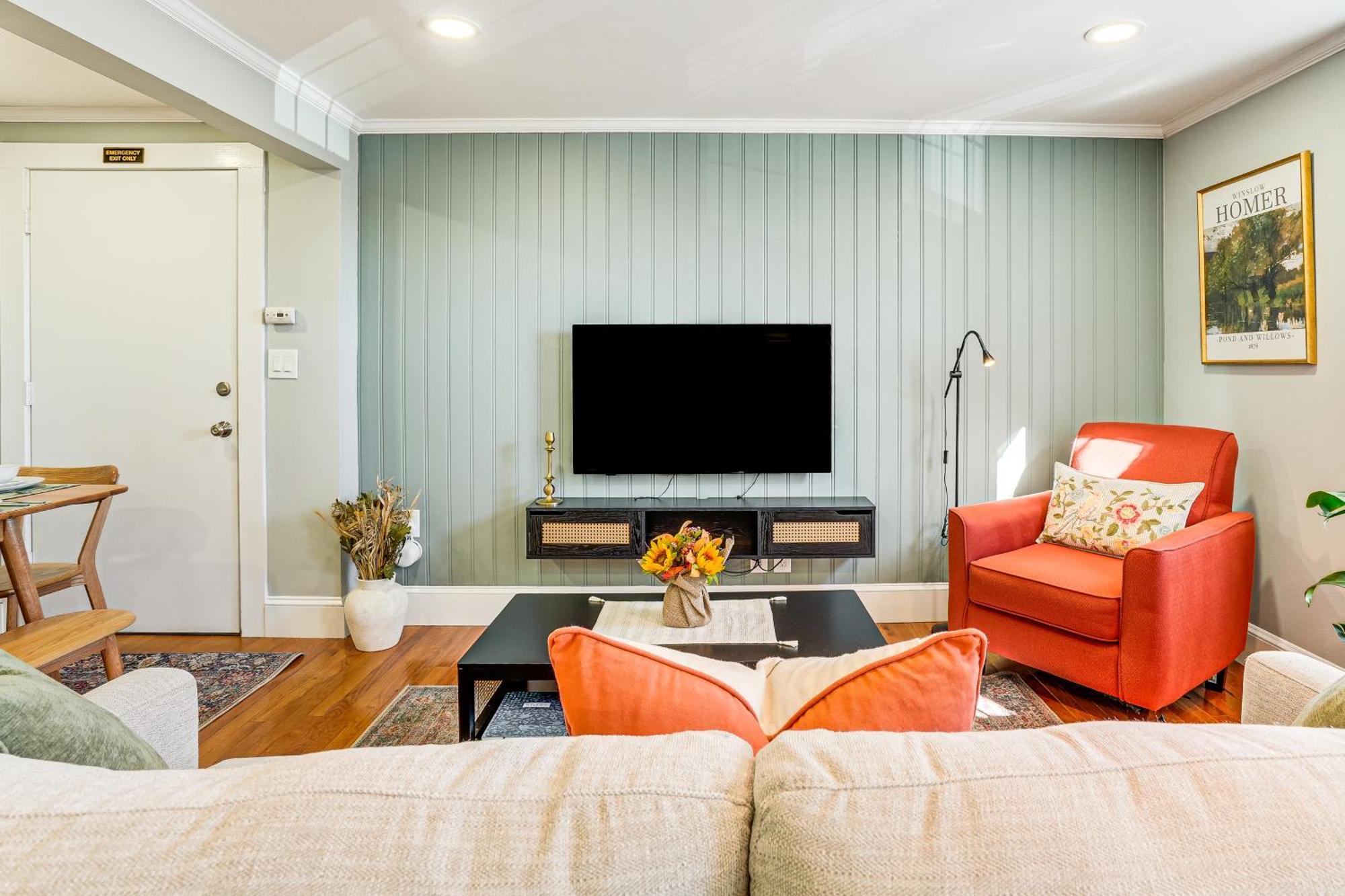 Walk To Constitution Mid-century Gem Apartment Boston