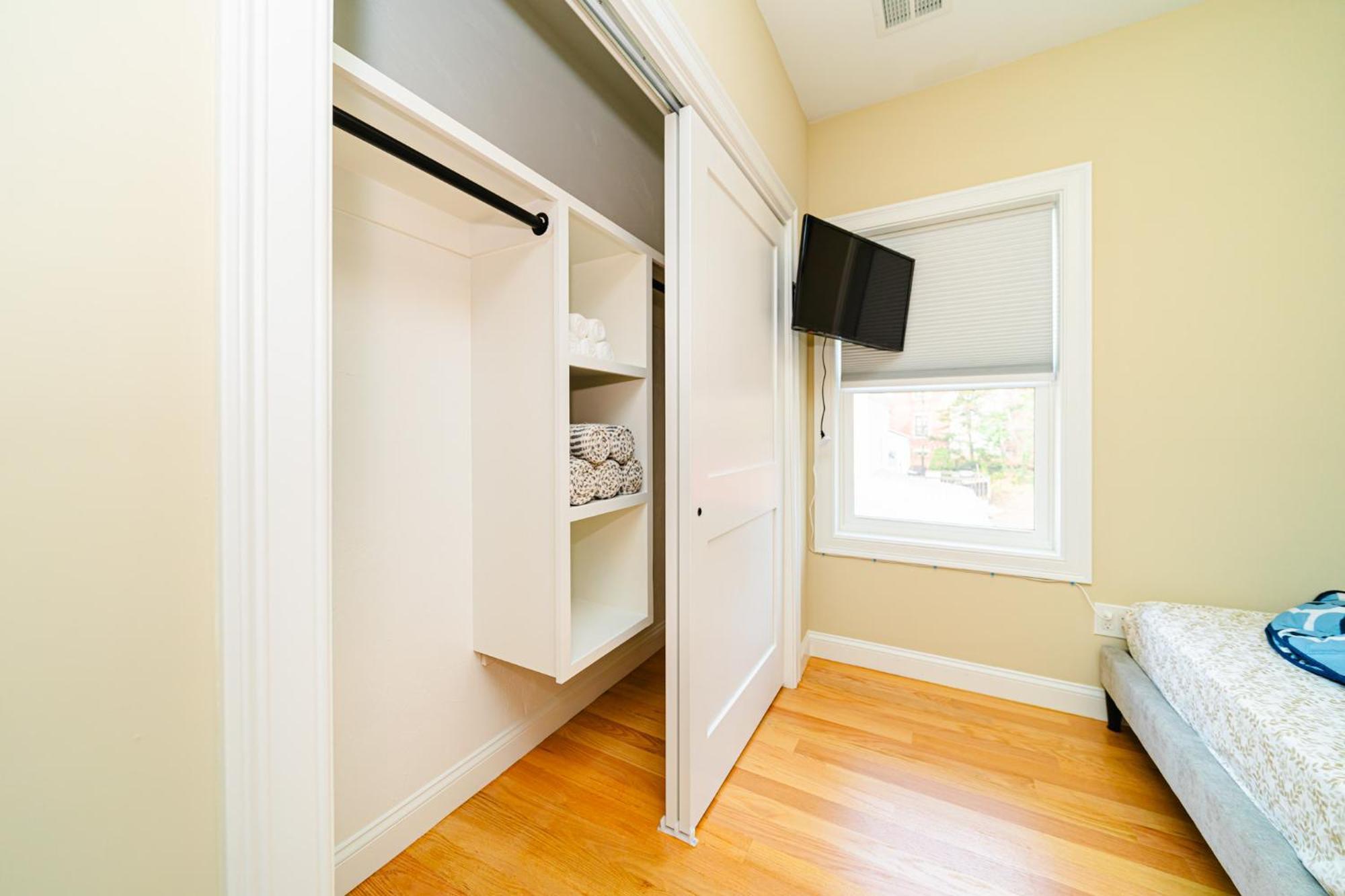 60-3 3br - Sleek Near Wollaston