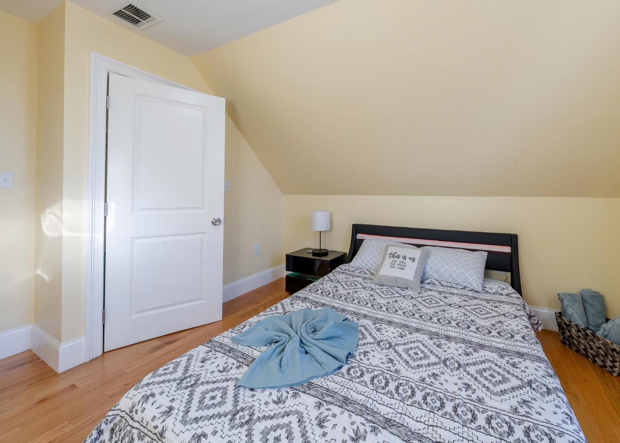 233-3 4br - Peaceful Escape Near Downtown Apartment *