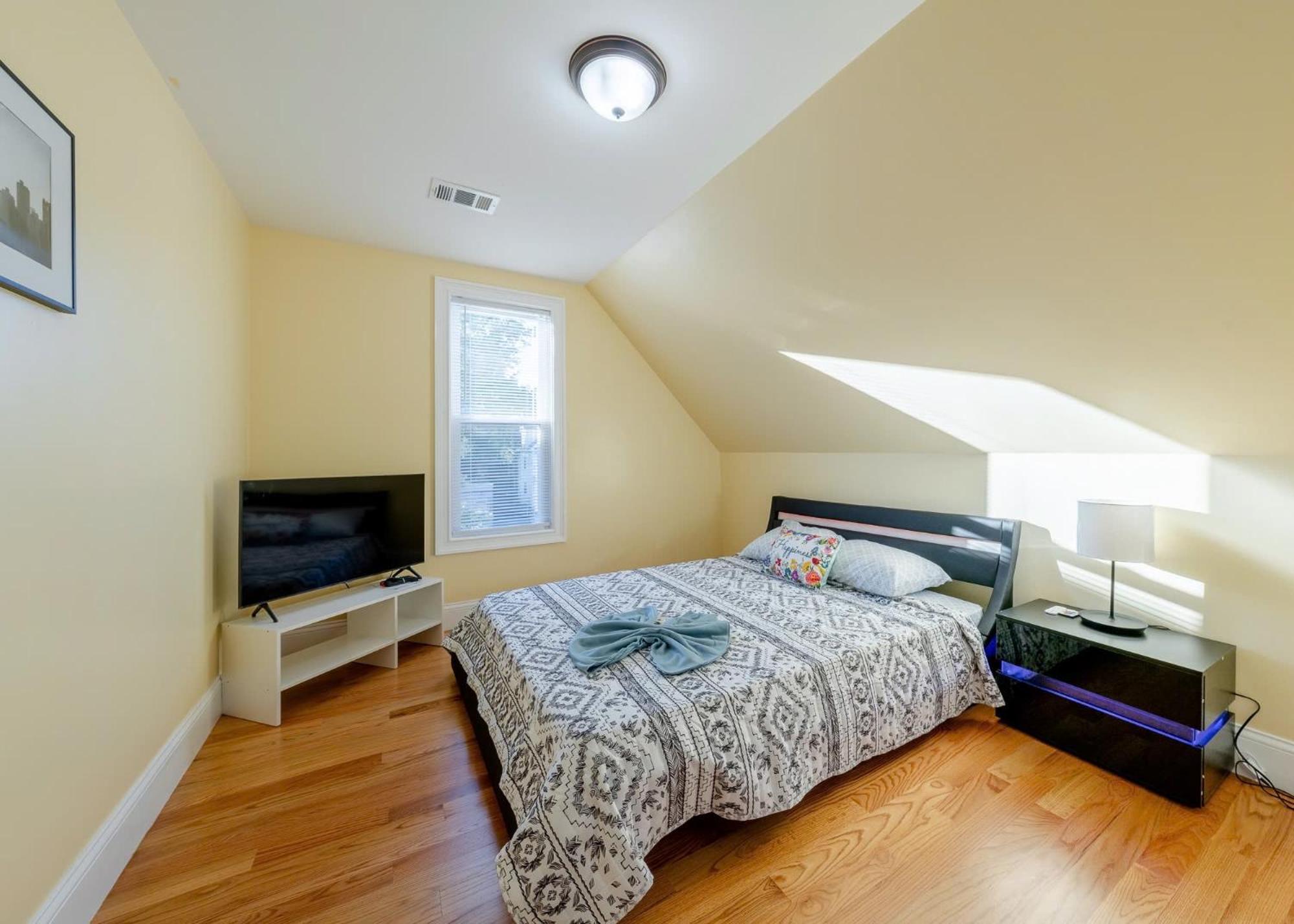 Apartment 233-3 4br - Peaceful Escape Near Downtown