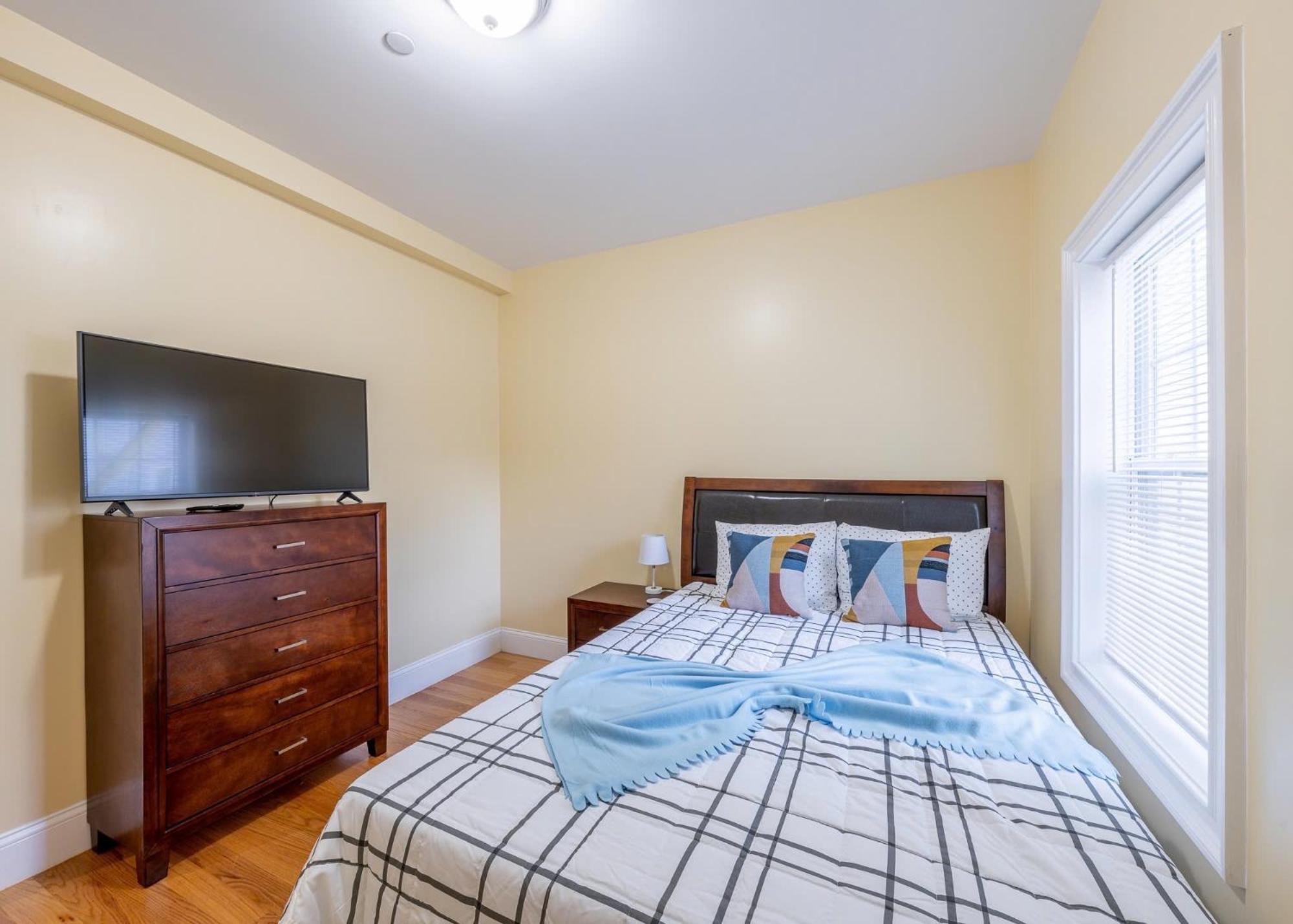 233-1 4br - Cozy Near Mbta Station Apartment
