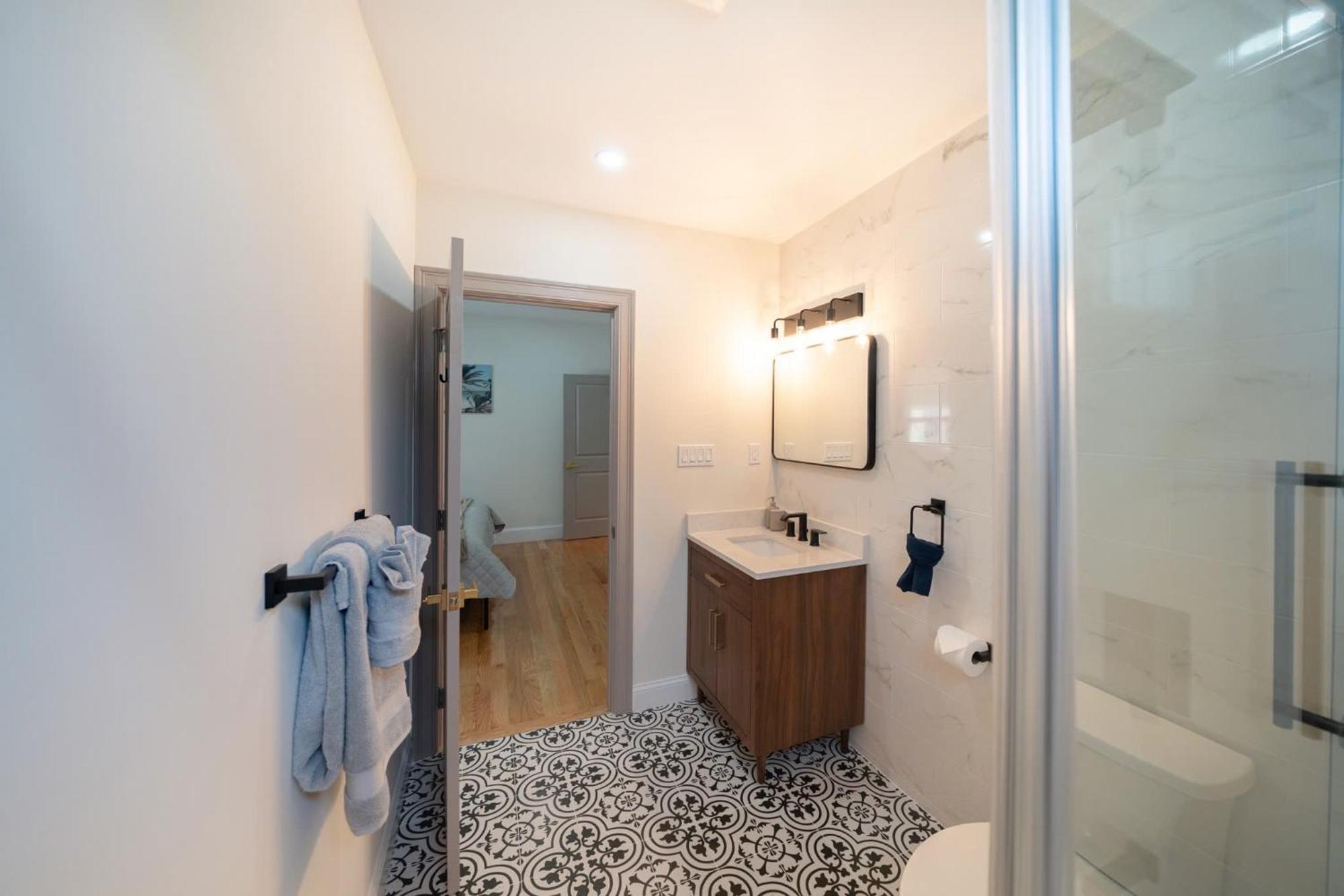 82 - 3br - Stylish Near Mbta Apartment *