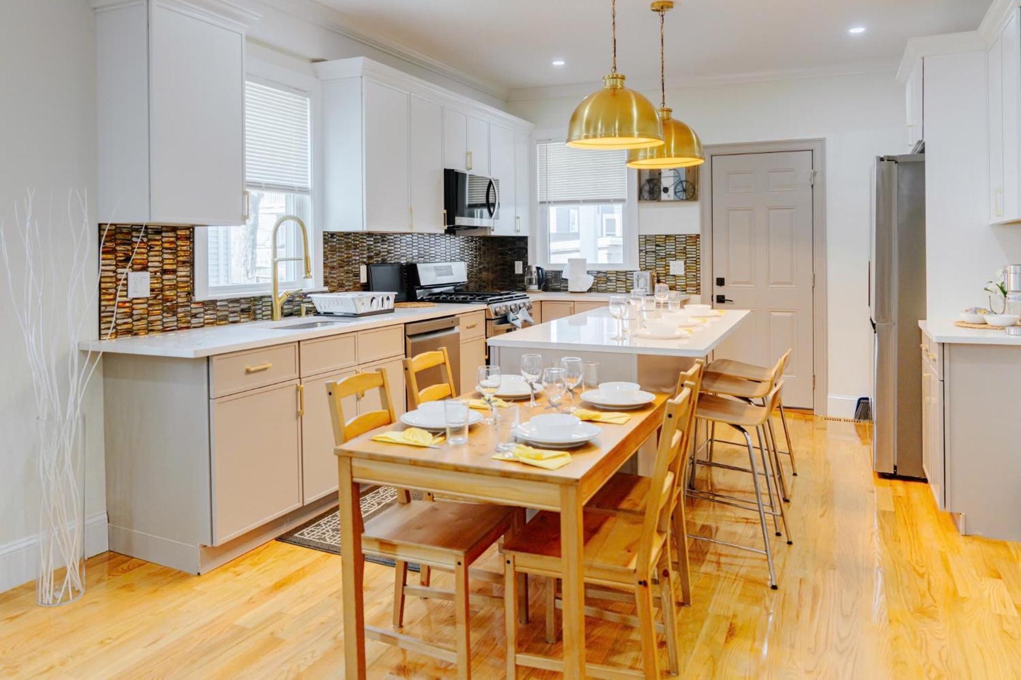 82 - 3br - Stylish Near Mbta Apartment Boston