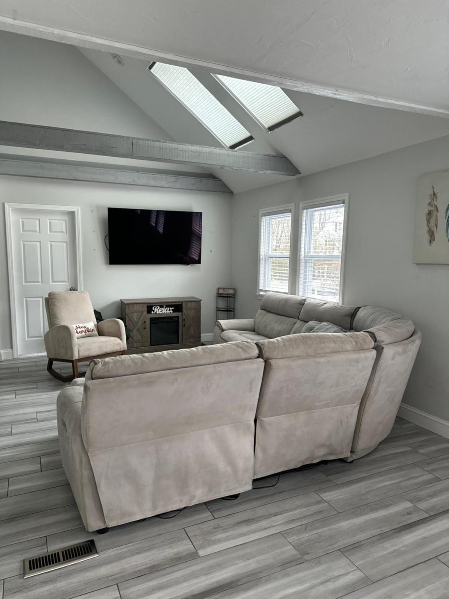 Stylish 2nd Floor Unit, Are Going To It!