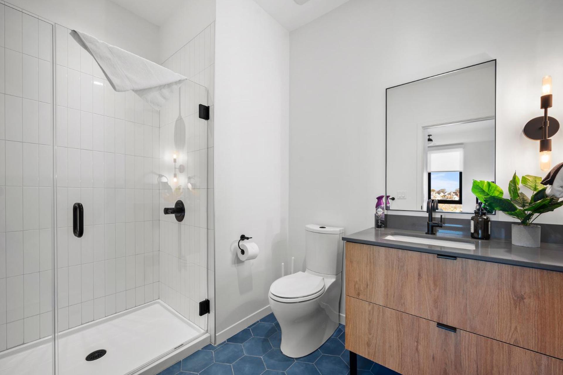 Luxury Furnished Near Logan Airport Apartment *