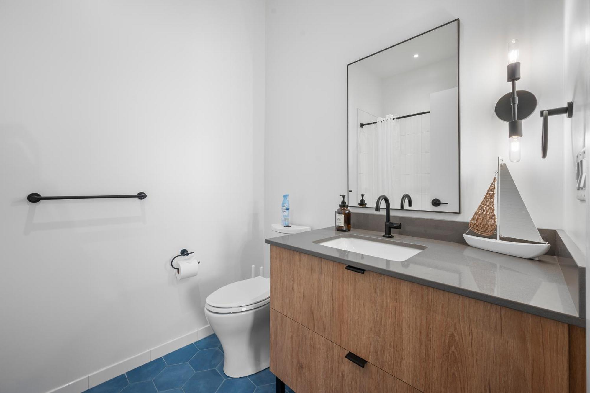 Luxury Furnished Near Logan Airport Apartment *