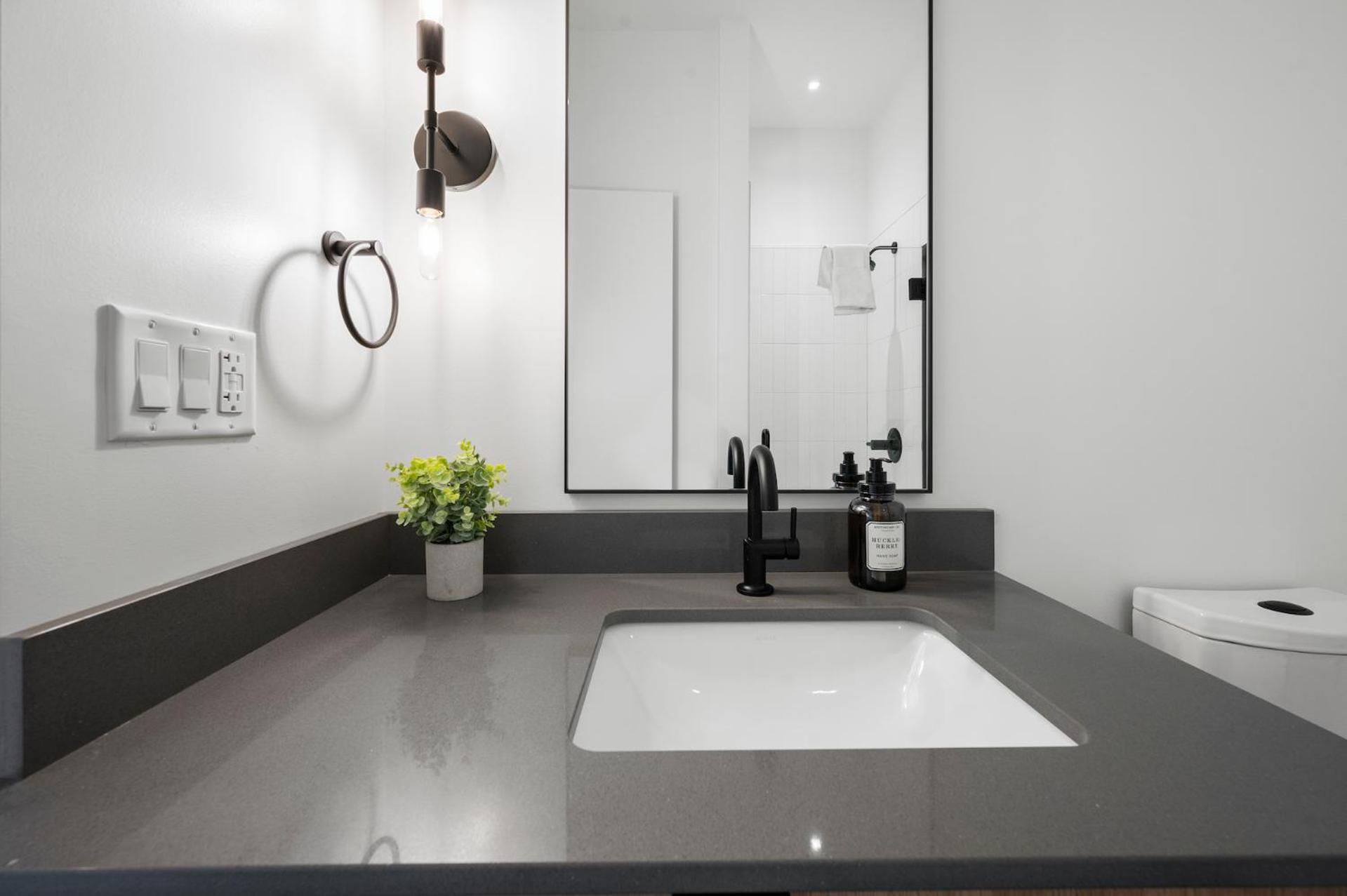 Luxury Furnished Near Logan Airport Apartment