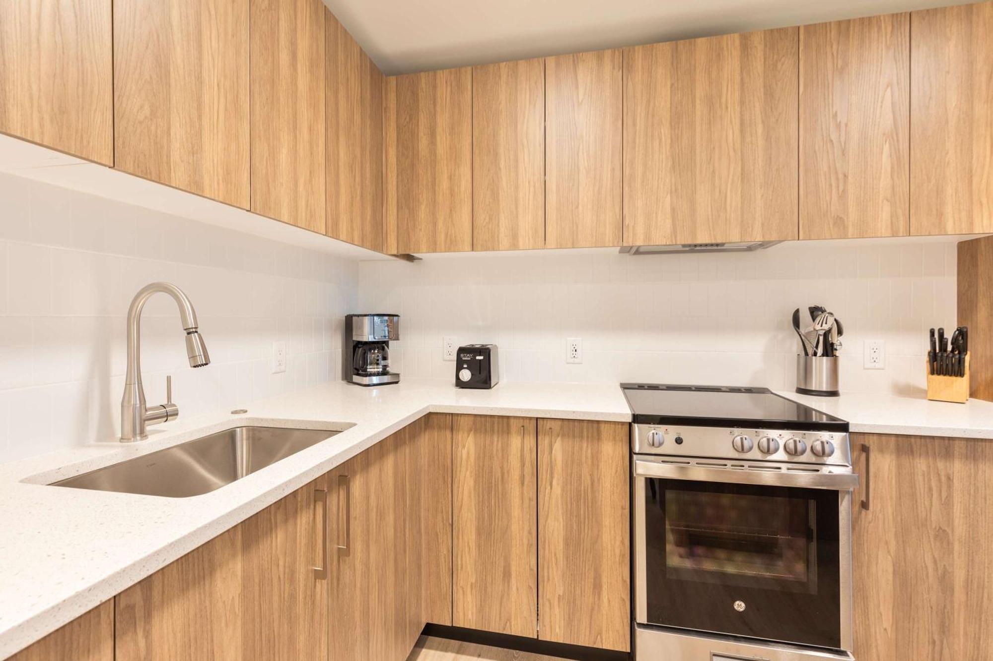 Modern Walk To Restaurants Apartment *