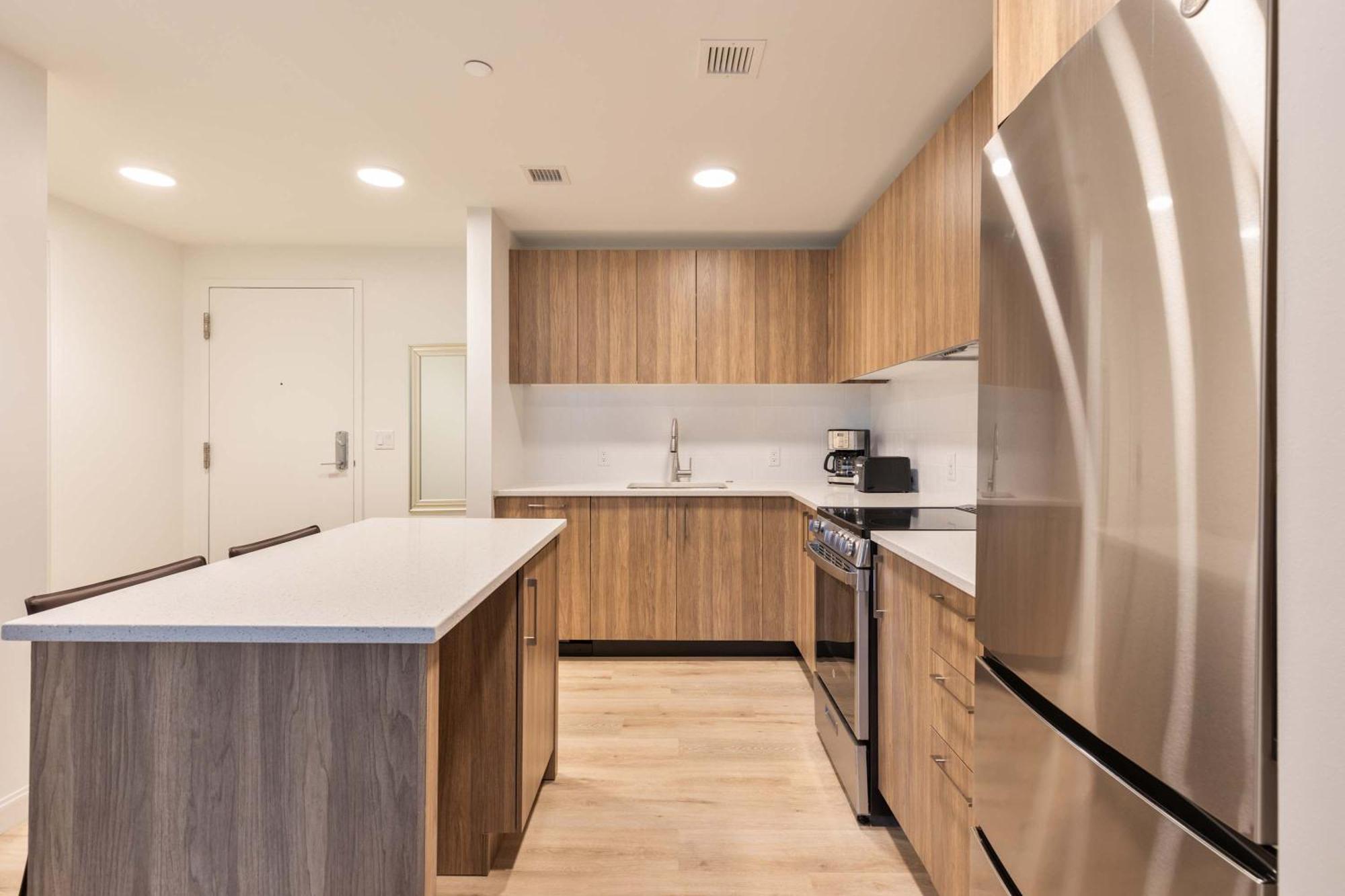 Modern Walk To Restaurants Apartment