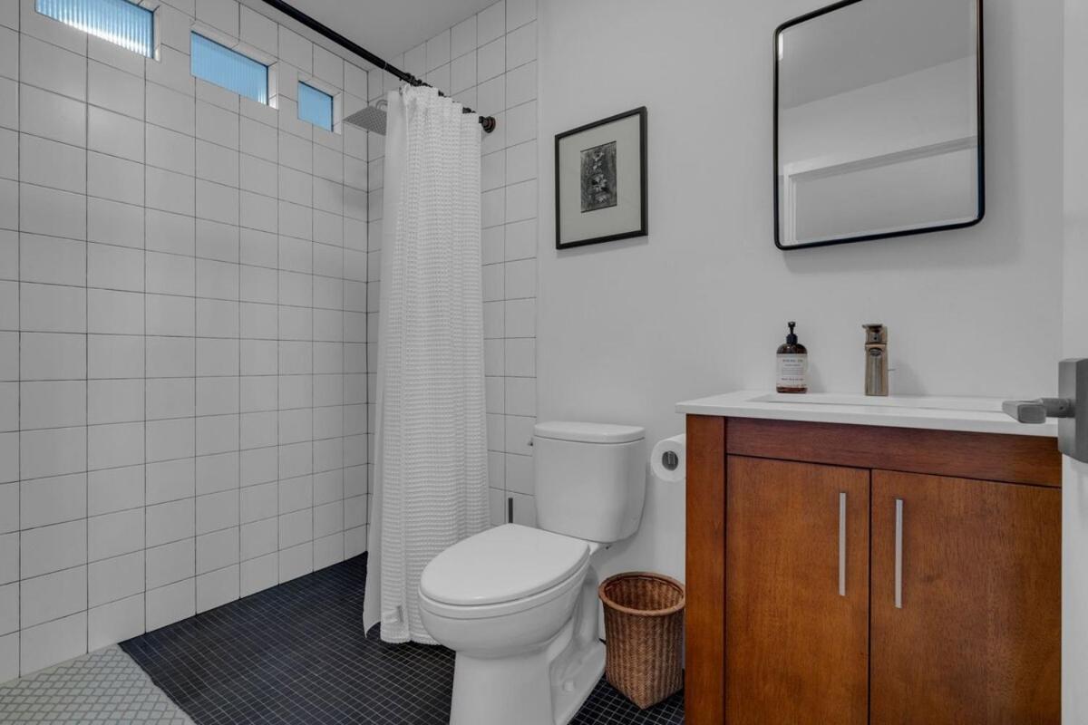 Waterfront Escape - Close To Airport & Downtown *