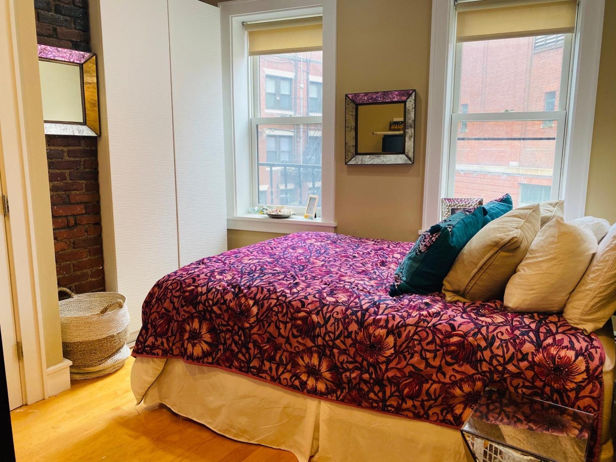 North End Harbor View Condo. Free Parking Apartment *