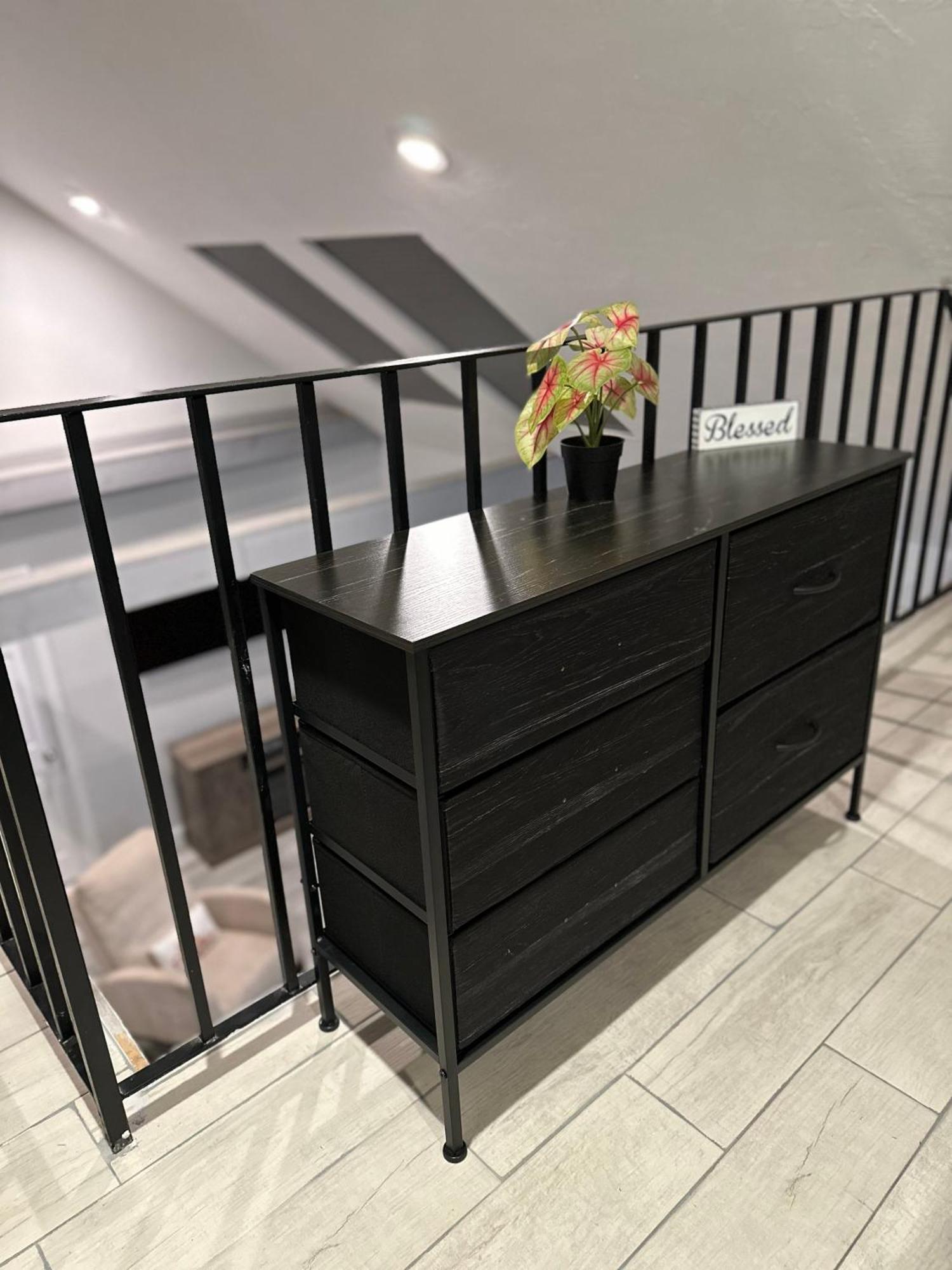 Stylish 2nd Floor Unit, Are Going To It! Apartment *