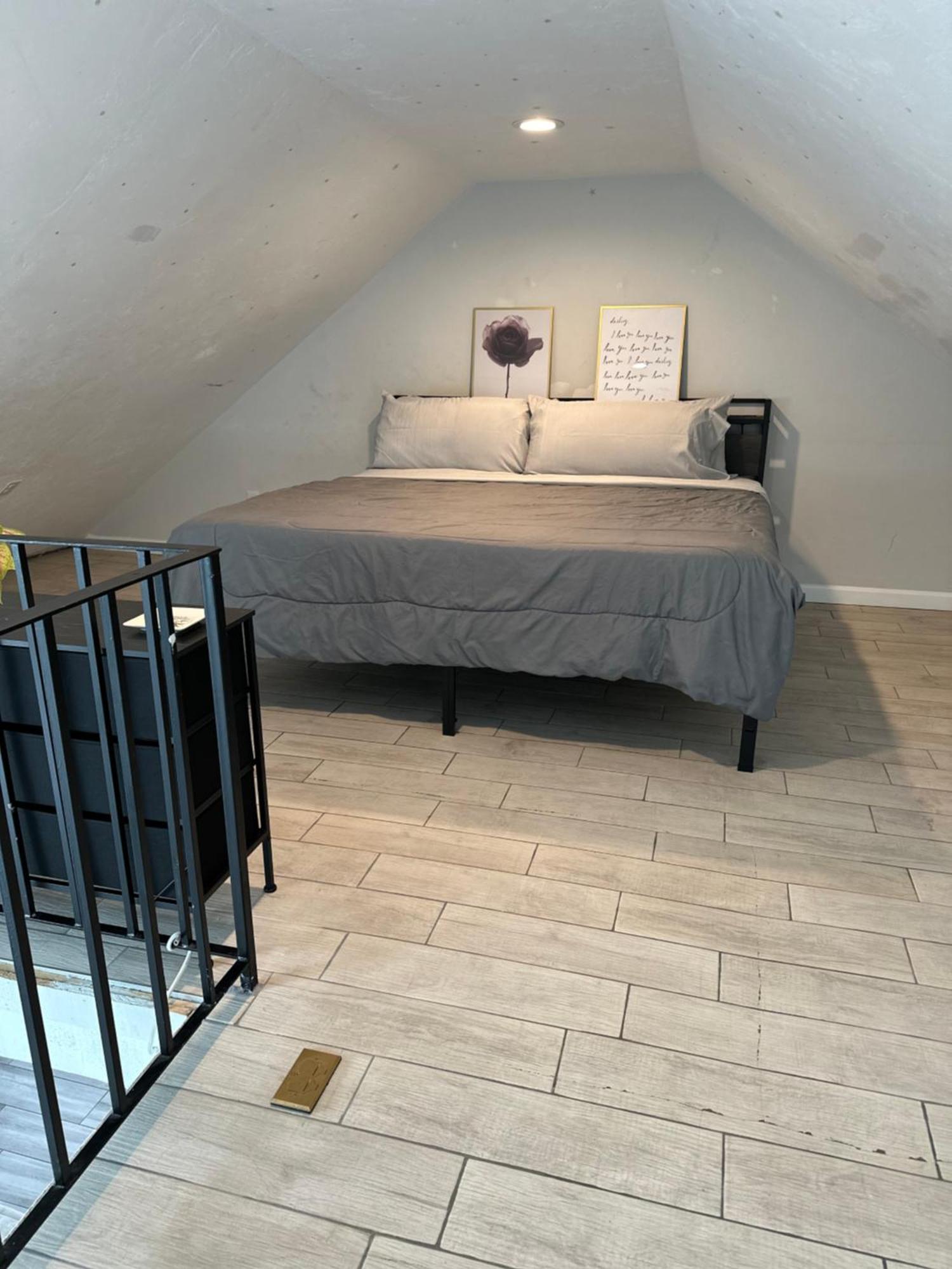 Stylish 2nd Floor Unit, Are Going To It! Apartment *