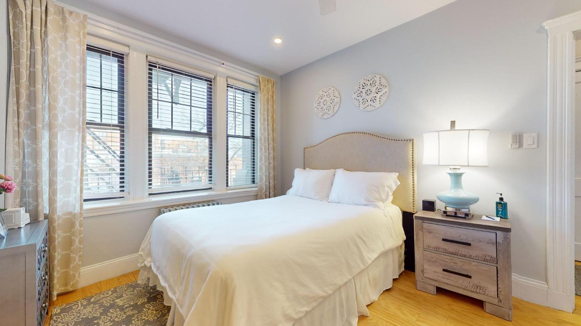 Apartment Renovated, Spacious Studio, Near Bc, Bu, Porch *