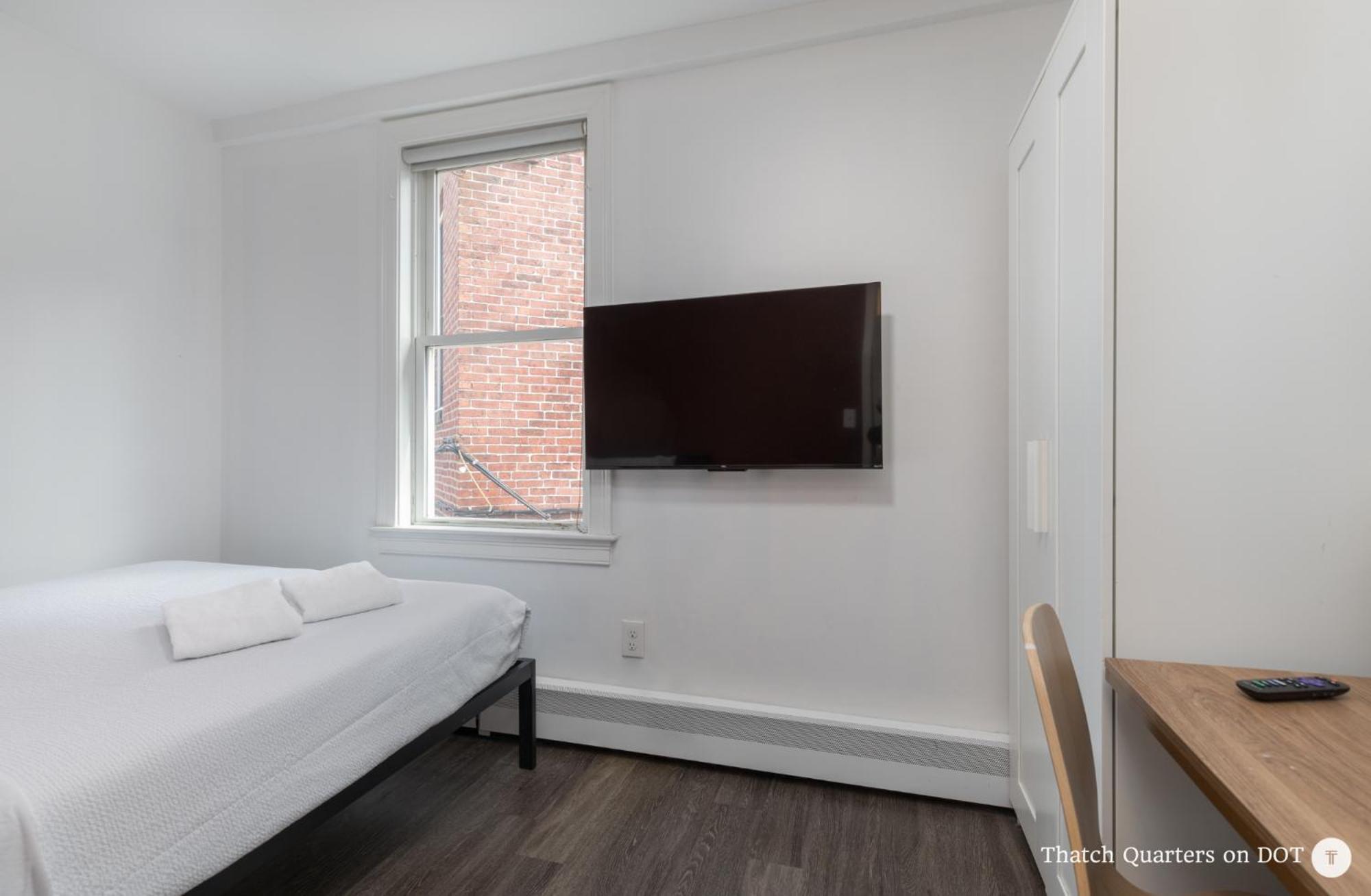 Quarters On Dot By Thatch *