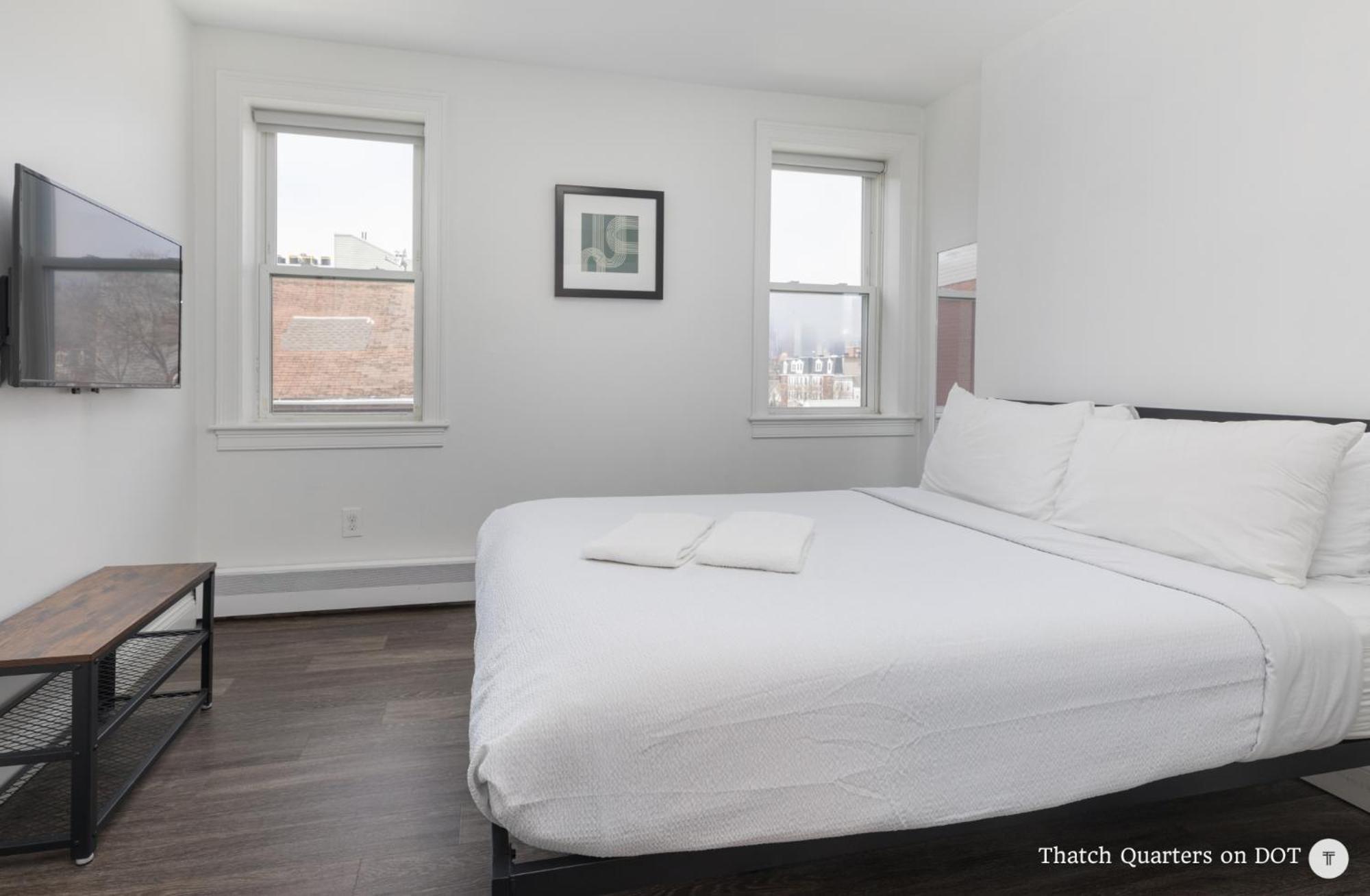 Quarters On Dot By Thatch *