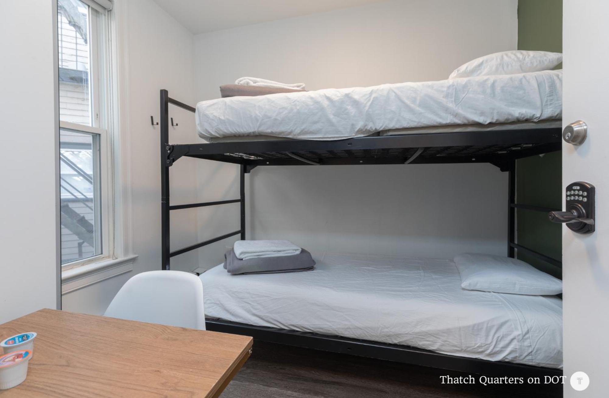 Quarters On Dot By Thatch Apartment *