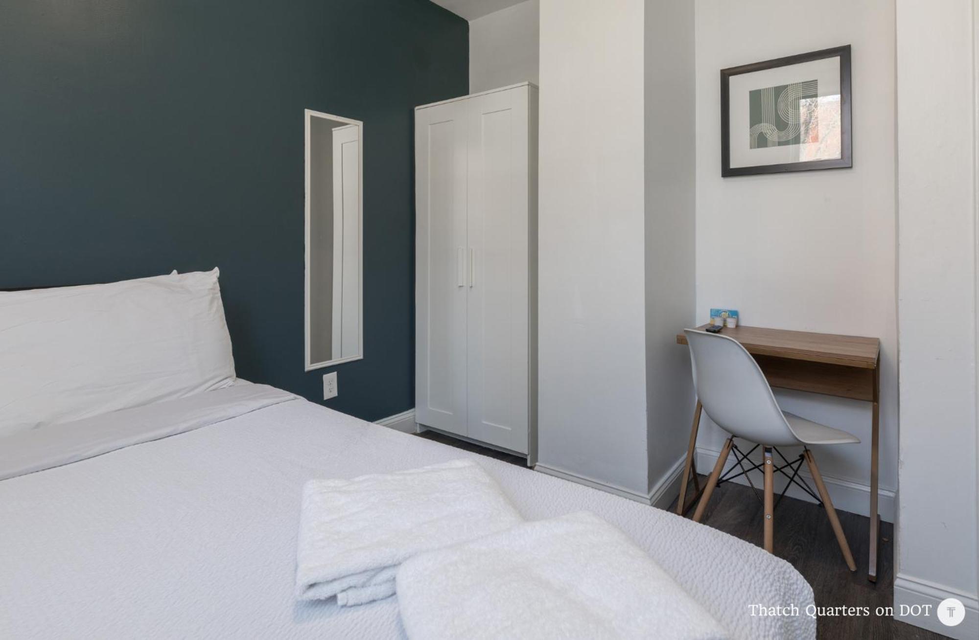 Apartment Quarters On Dot By Thatch