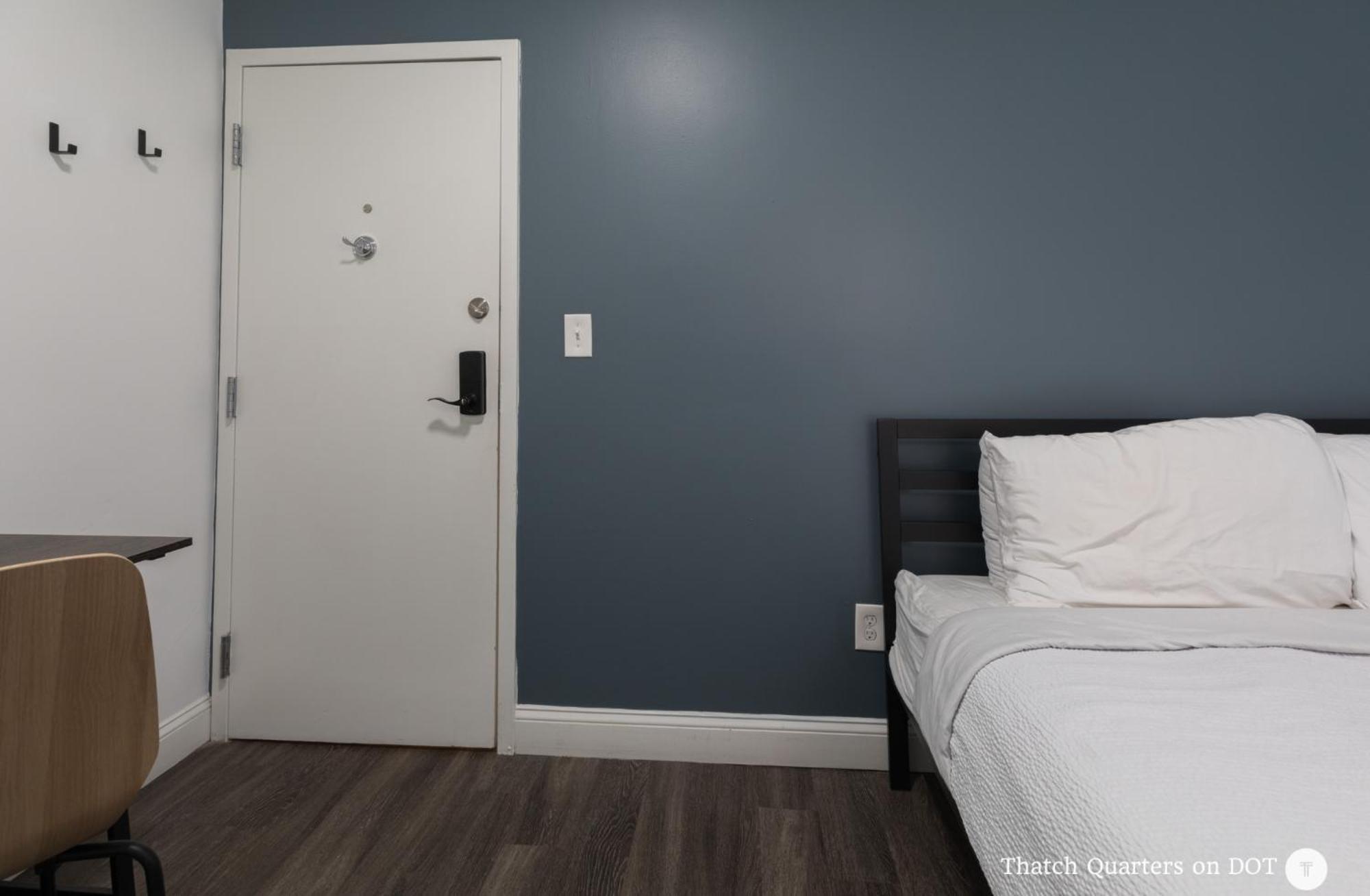 Apartment Quarters On Dot By Thatch *