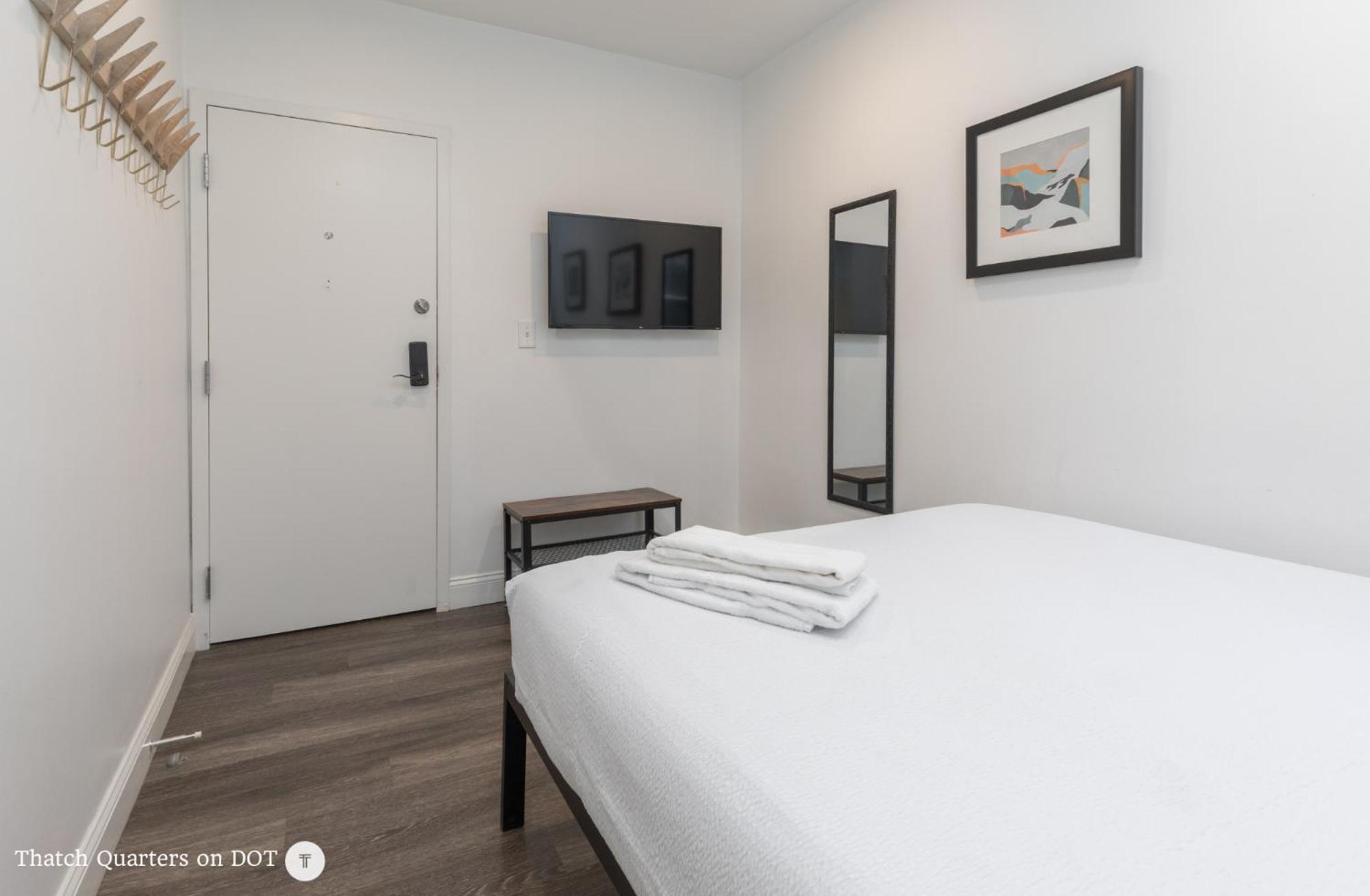 Quarters On Dot By Thatch Apartment *