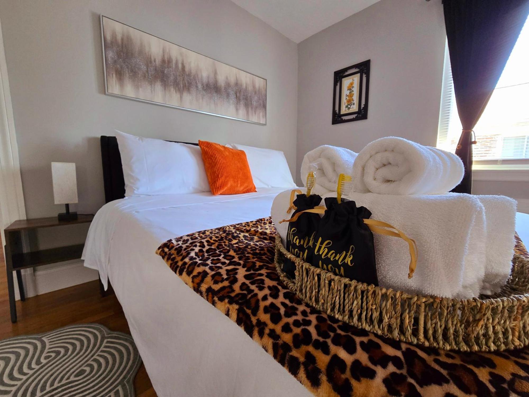 Charming - Perfect For Groups, Free Parking, 3 Beds