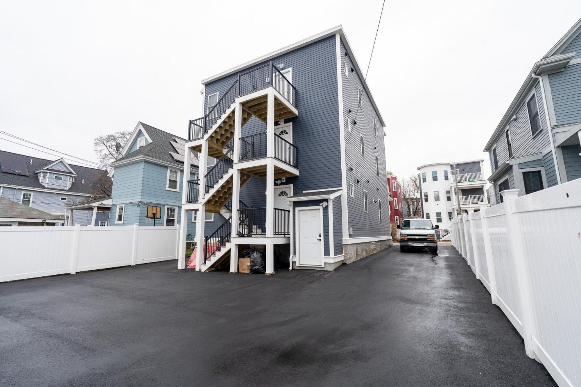 558-1 3br - Renovated Nest Near Aquarium * Boston