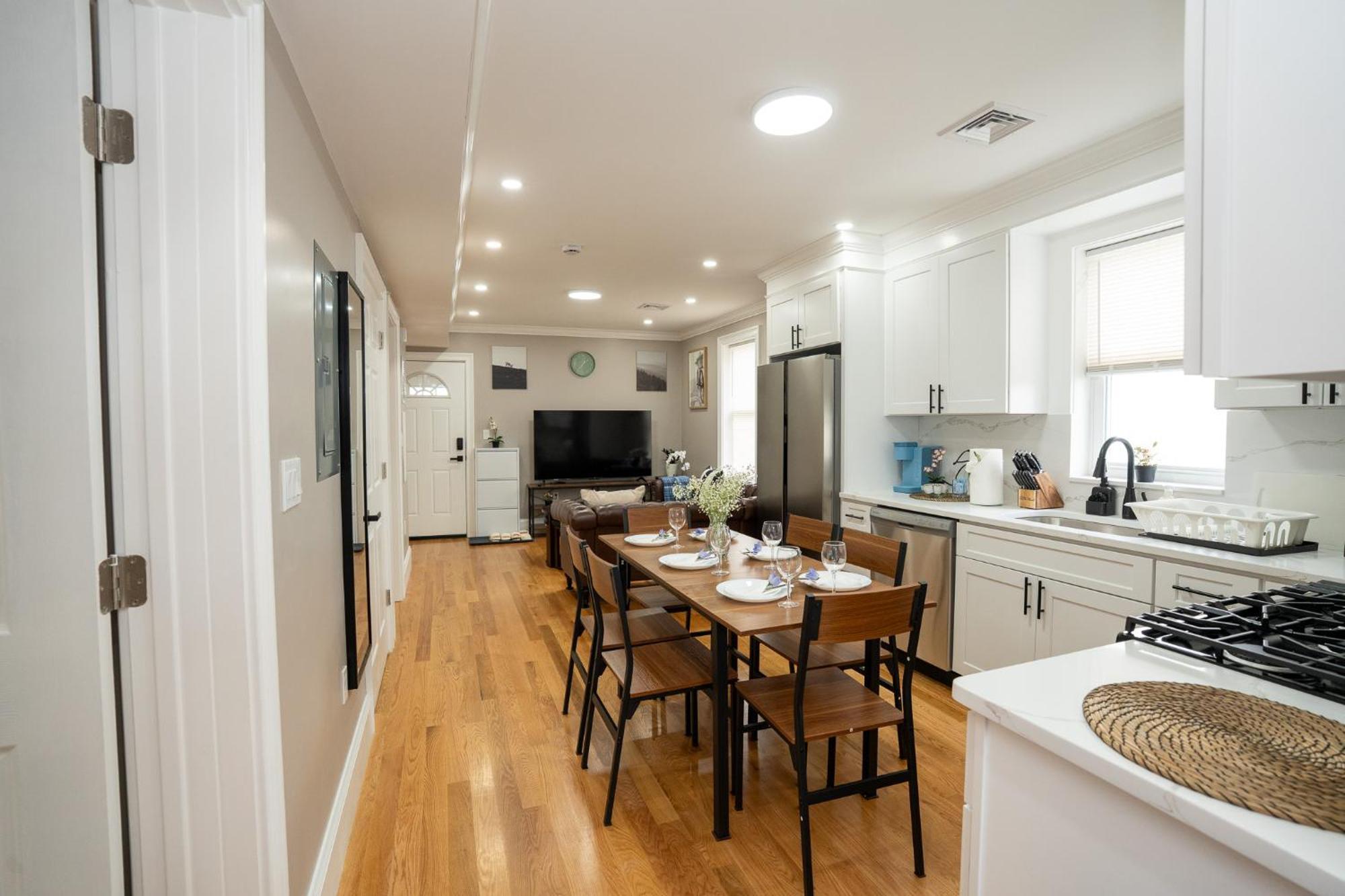 Apartment 558-1 3br - Renovated Nest Near Aquarium *