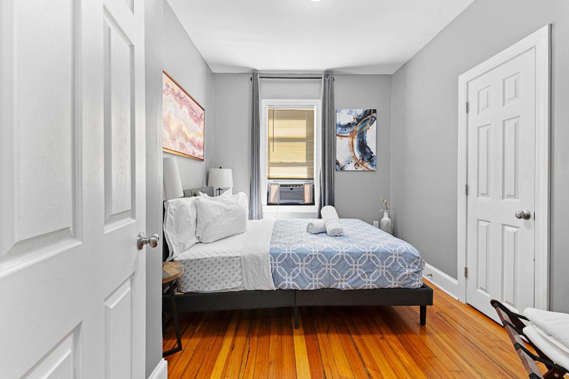 Spacious Near Ashmont Apartment *