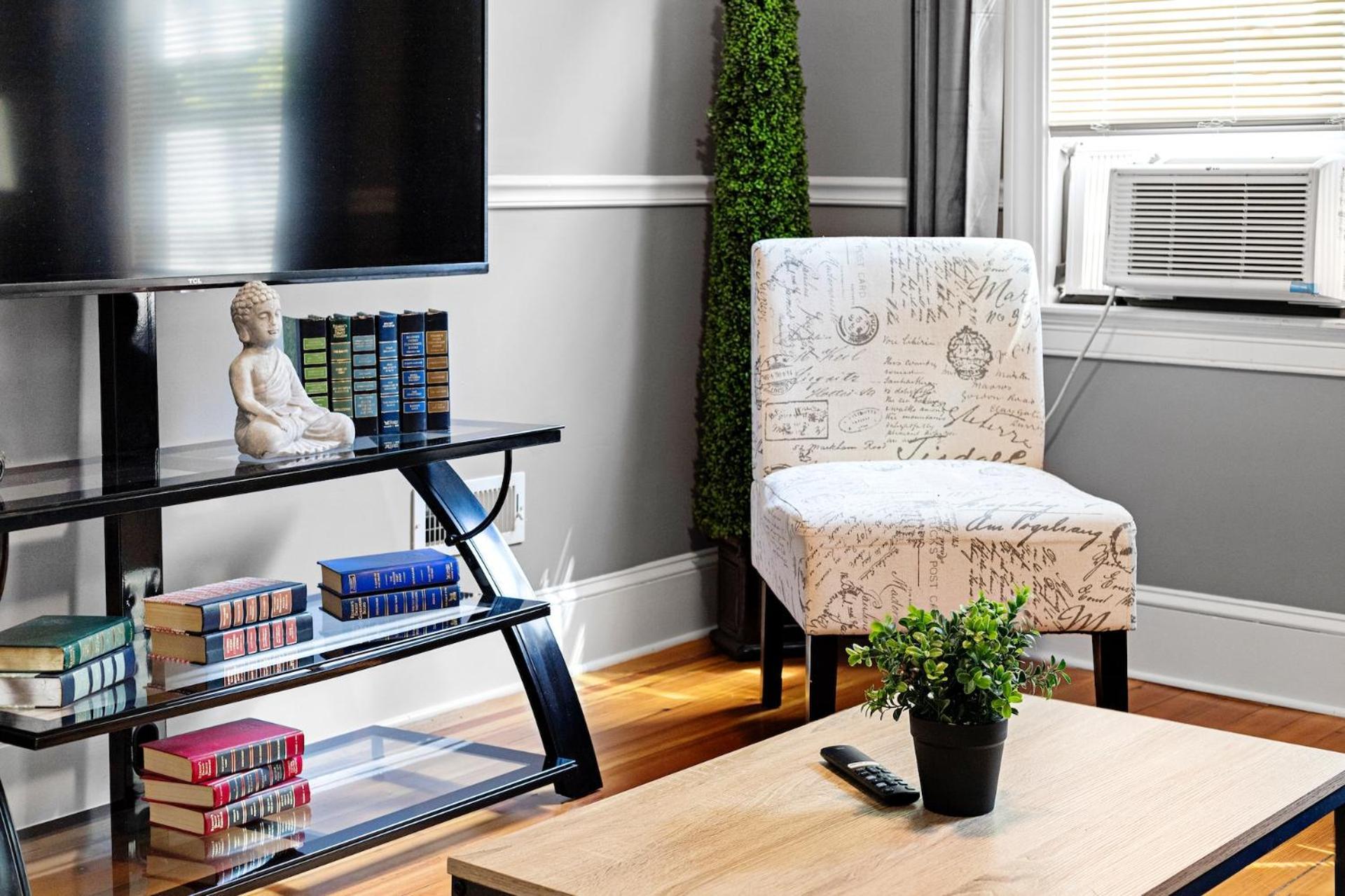 Spacious Near Ashmont Apartment