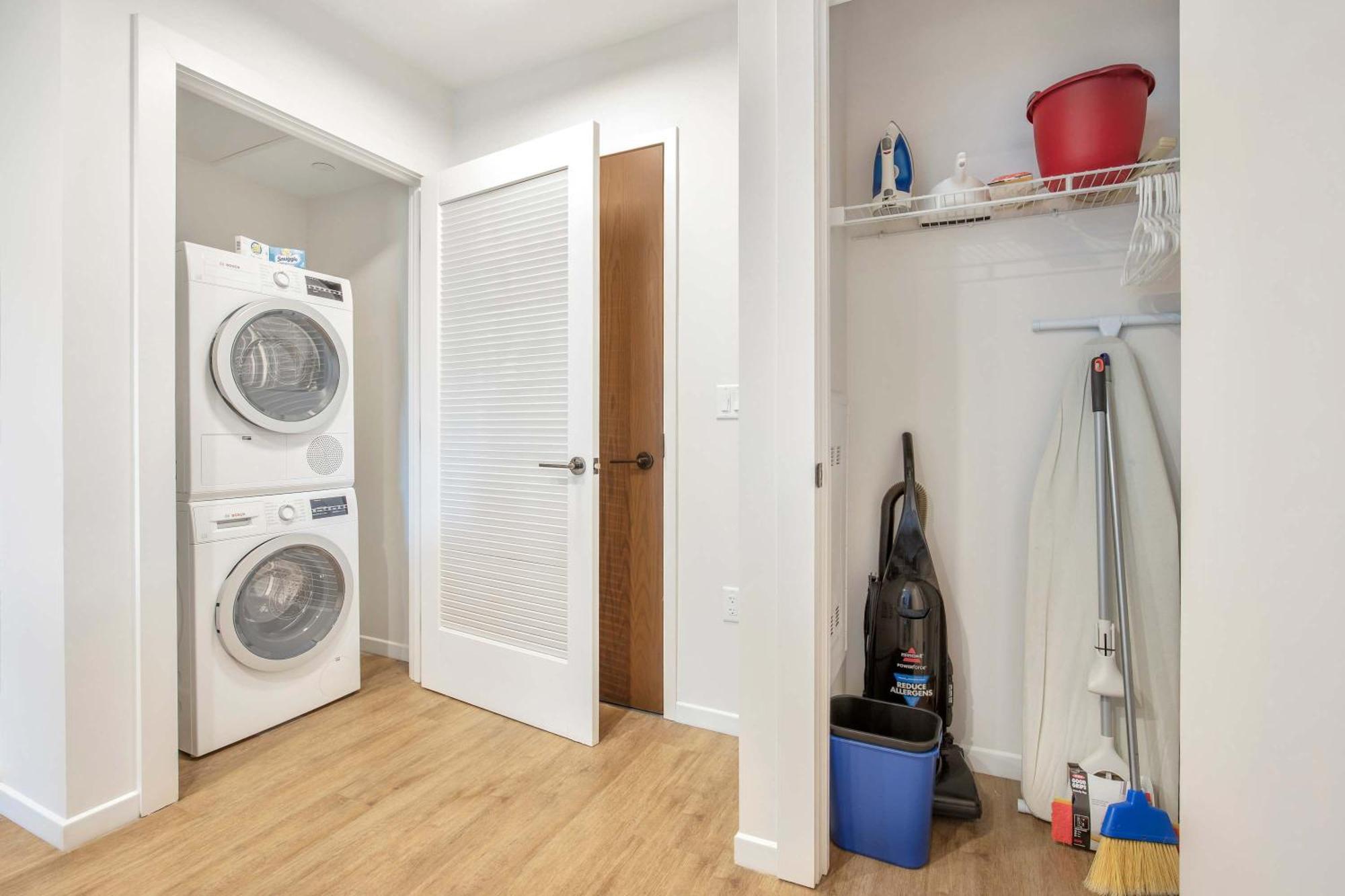 Spacious Full Kitchen In Seaport - Alx-603