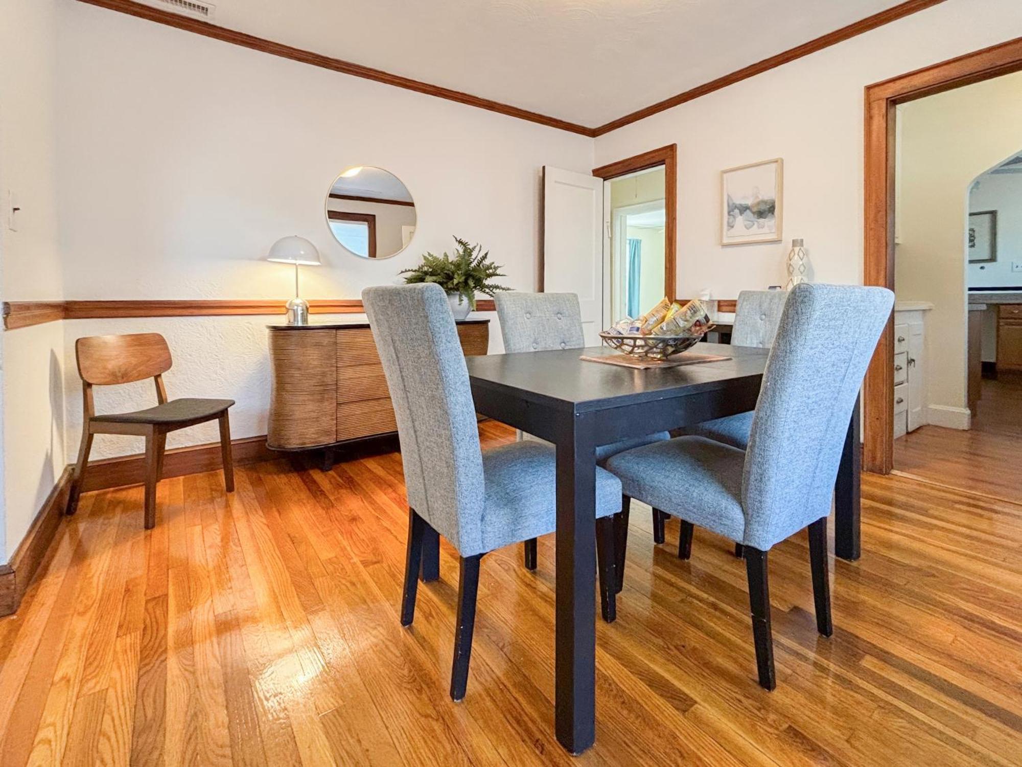 Spacious 3 Bed, In Unit Laundry, Free Prkng Holiday home