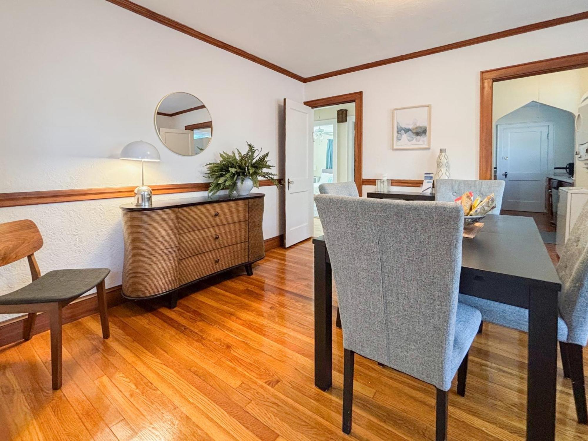 Spacious 3 Bed, In Unit Laundry, Free Prkng Holiday home *