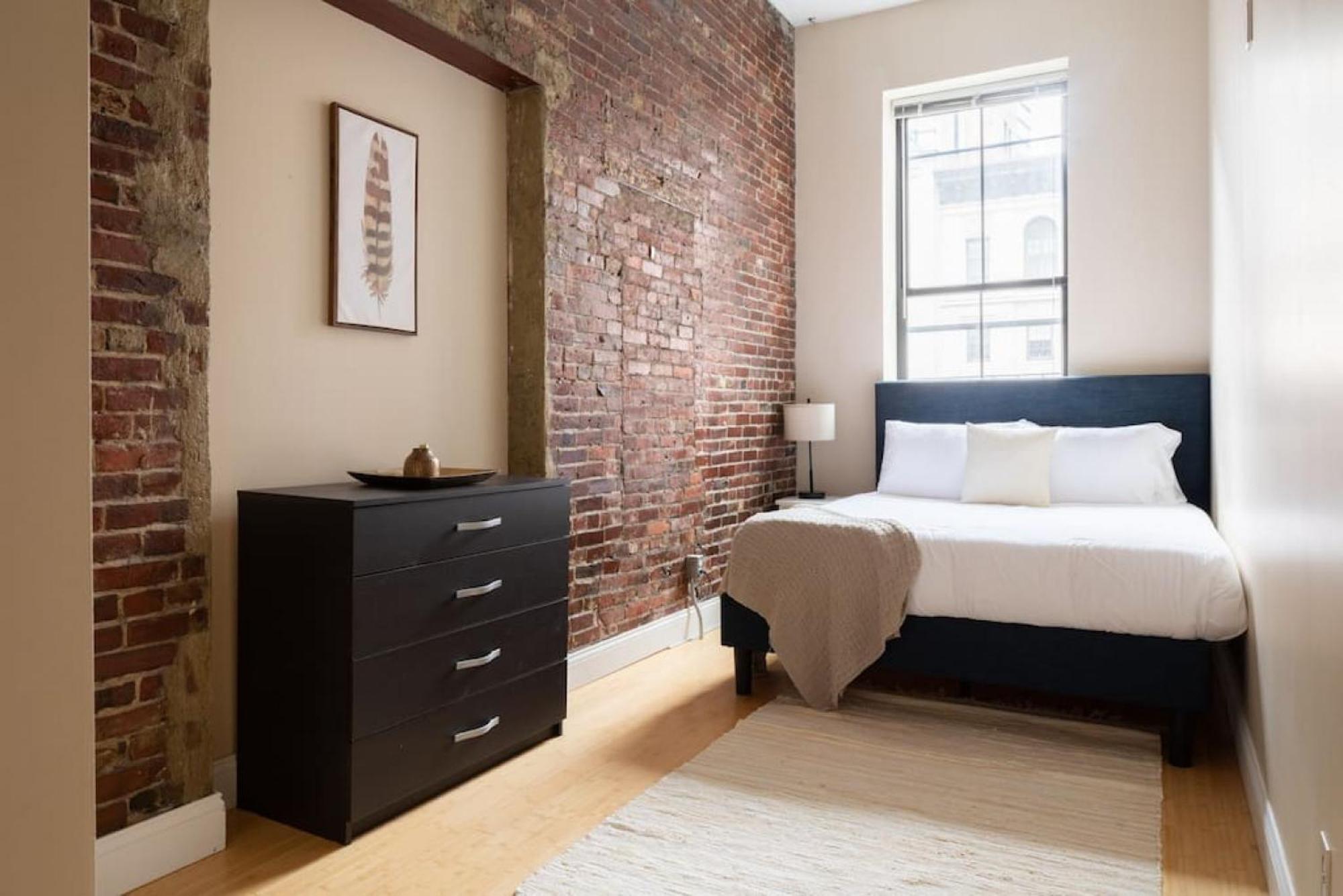 Large Ceilings Centrally Located 4bed 2bath Apartment