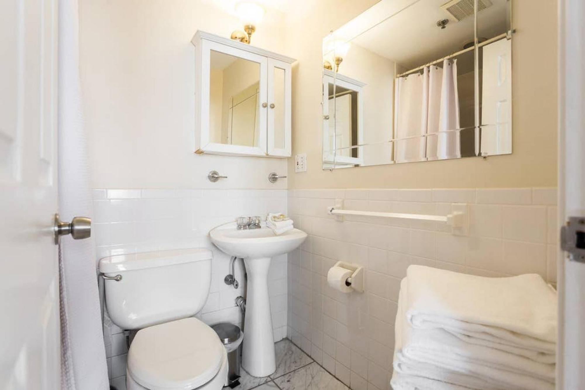 Awesome 2 Bed 1.5 Bath Downtown Apartment