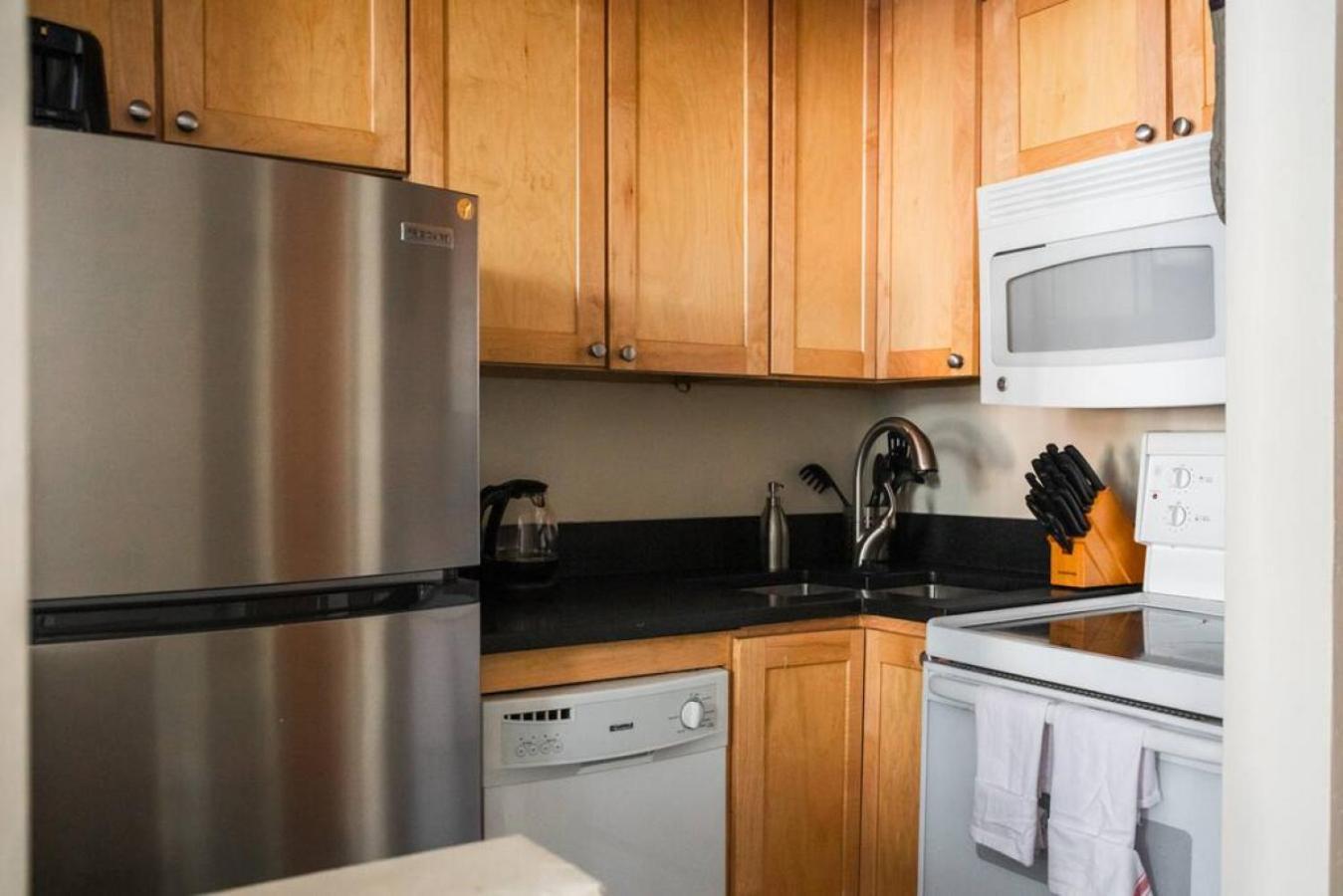 Bright Back Bay Apartment *