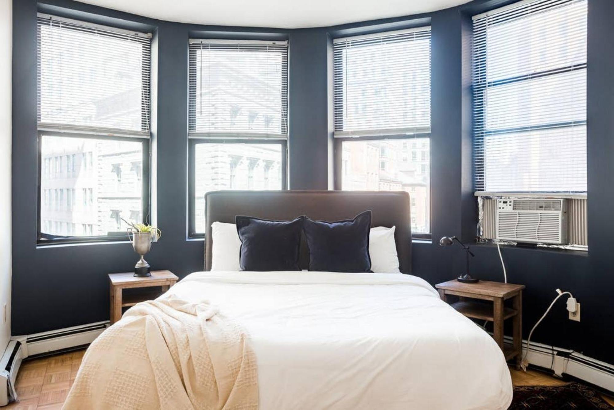 Awesome 2 Bed 1.5 Bath Downtown *