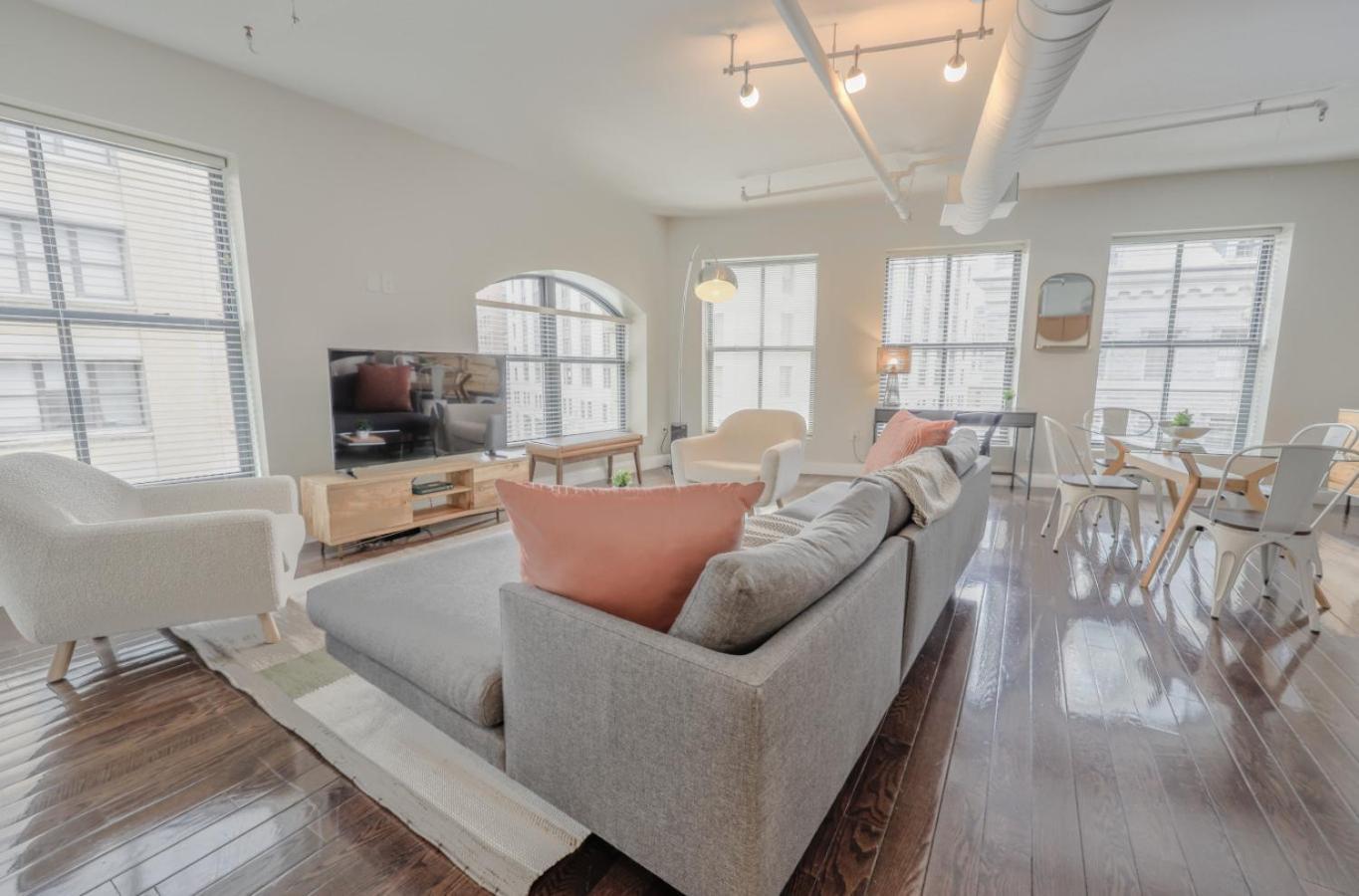 Apartment Bright And Bold 2 Bedroom Unit Minutes From The T