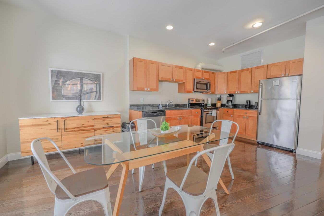 Apartment Bright And Bold 2 Bedroom Unit Minutes From The T