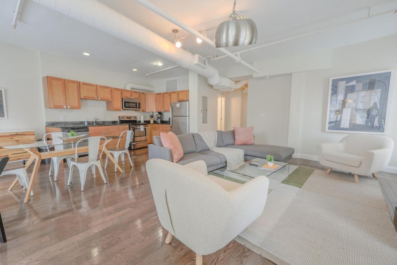 Apartment Bright And Bold 2 Bedroom Unit Minutes From The T *