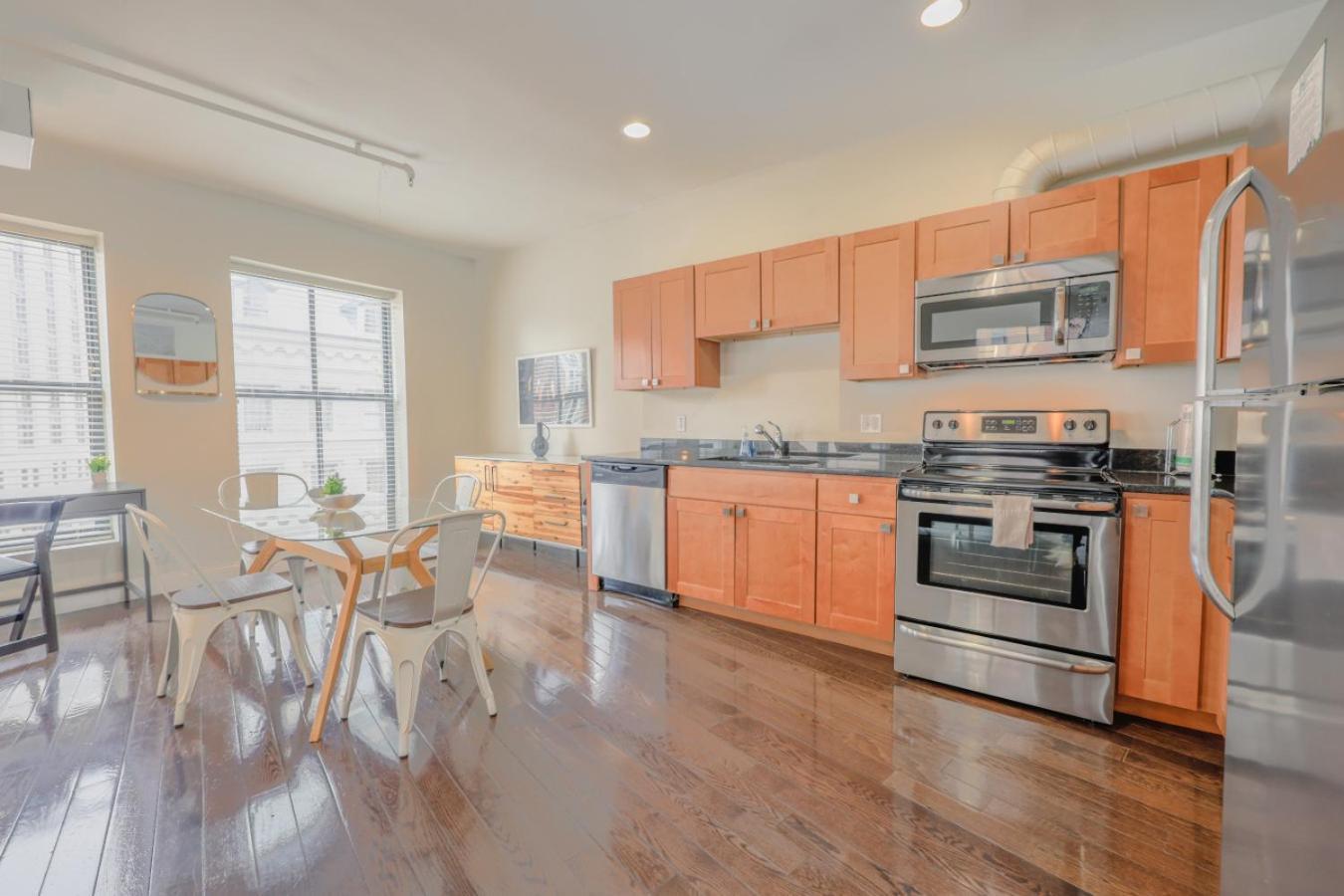 Bright And Bold 2 Bedroom Unit Minutes From The T Apartment *