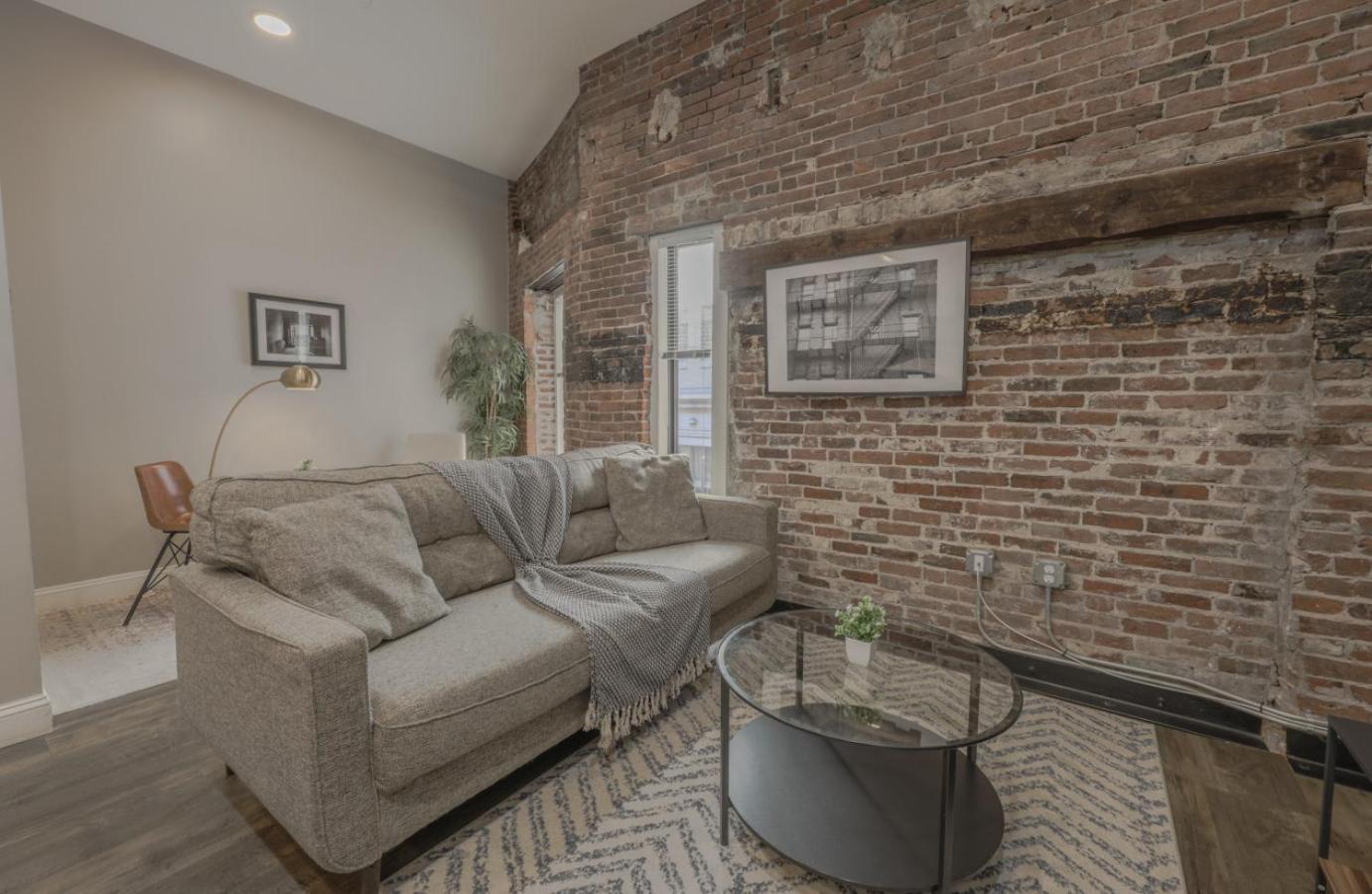 Luxury Furnished Loft Near Park Street Station *