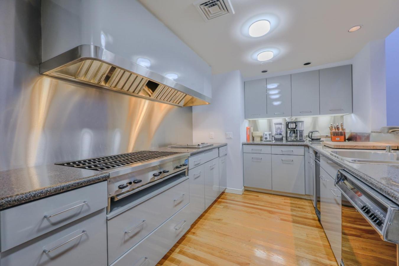 Luxurious Fenway 2br Penthouse With Roof Decks