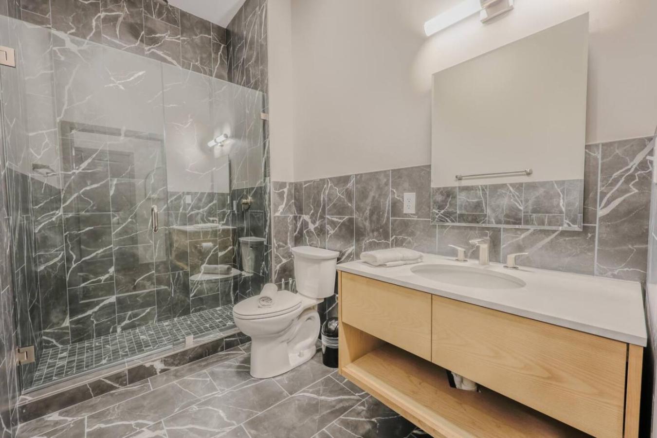 Elegant 2 Bedroom Prime Location *