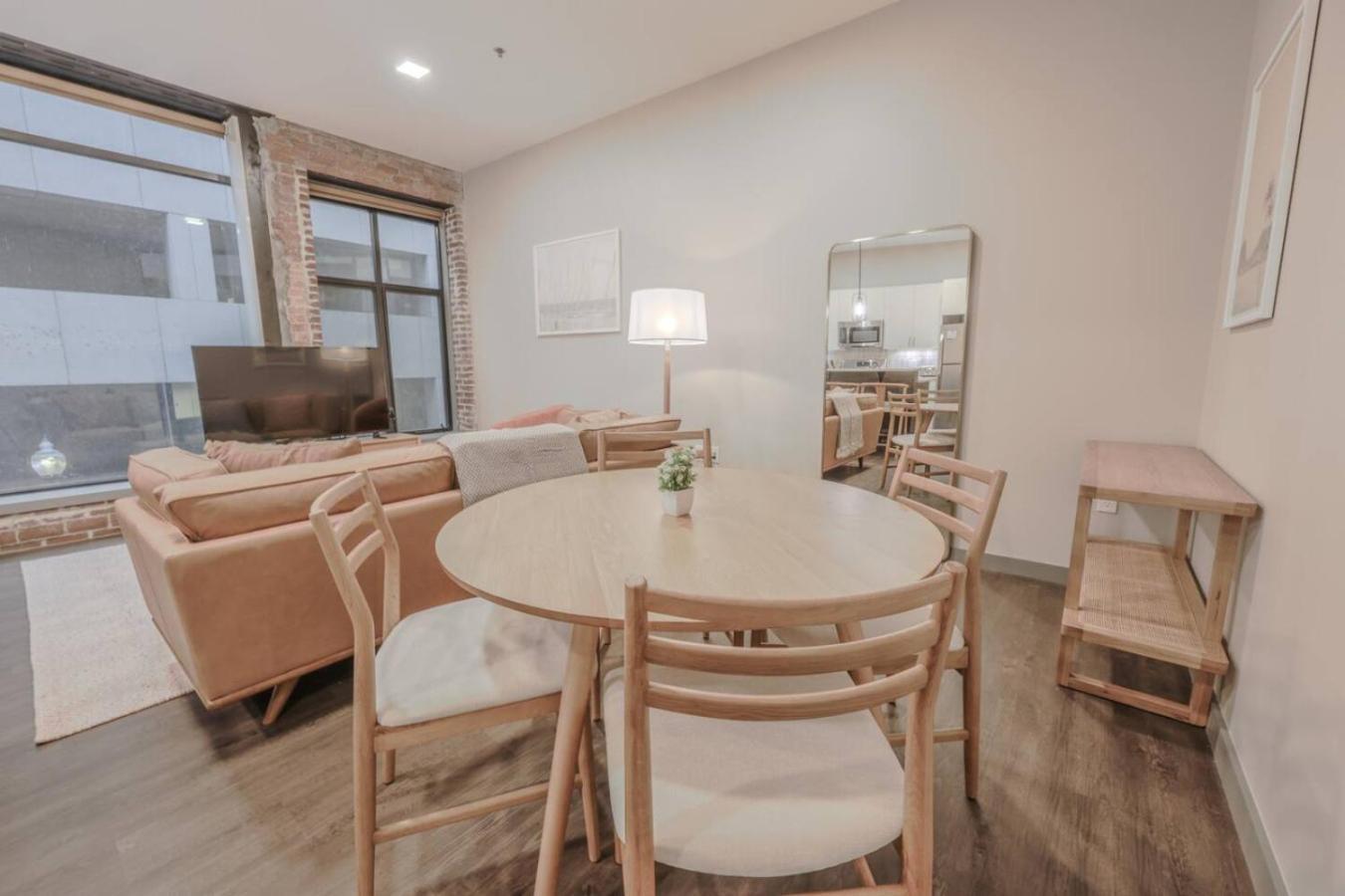 Elegant 2 Bedroom Prime Location *